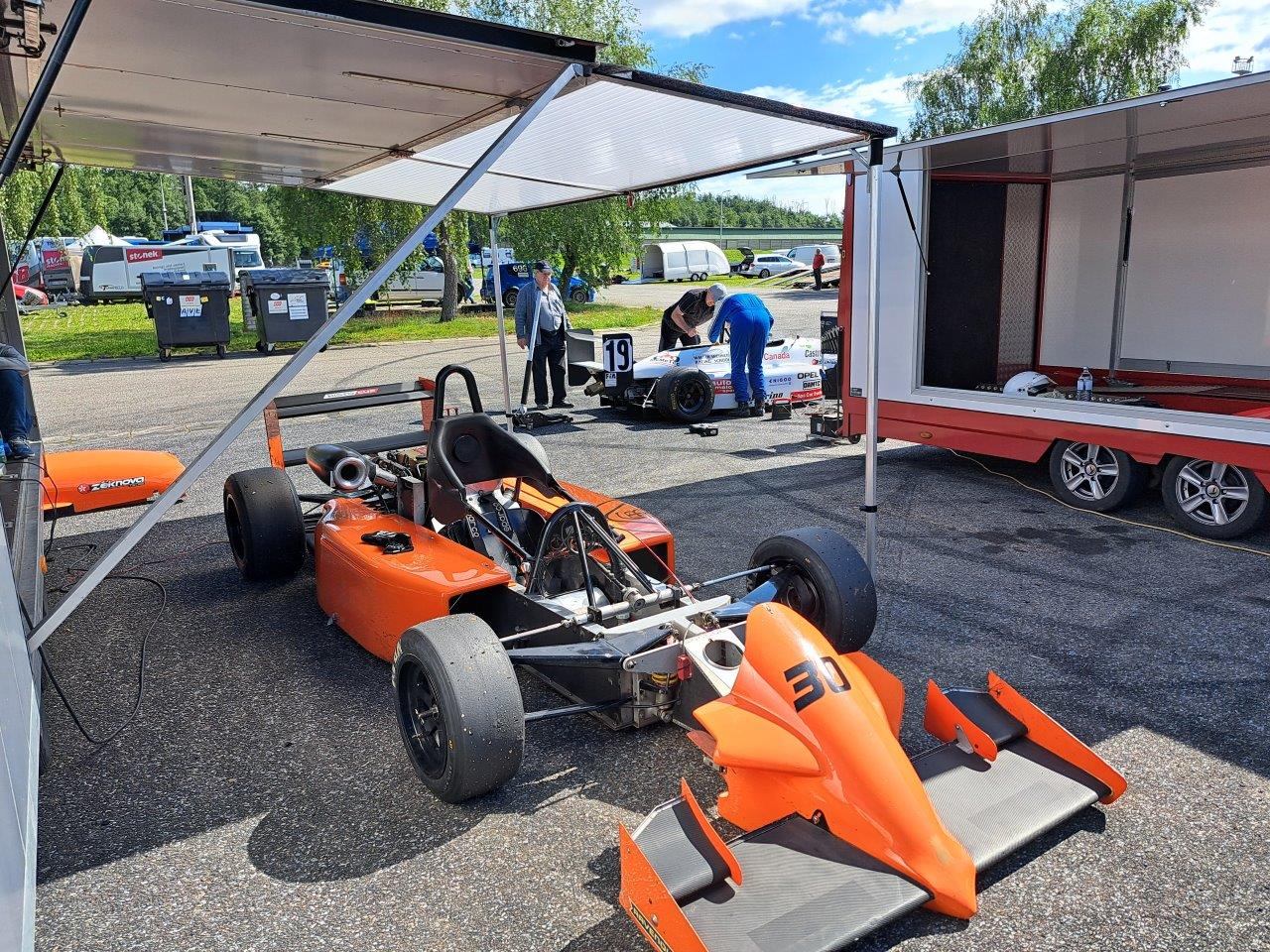 LOTUS Formel Opel Lotus mit VEZEKO Autotransporter Koffer mit Zeltaufbau-showroom-element-1