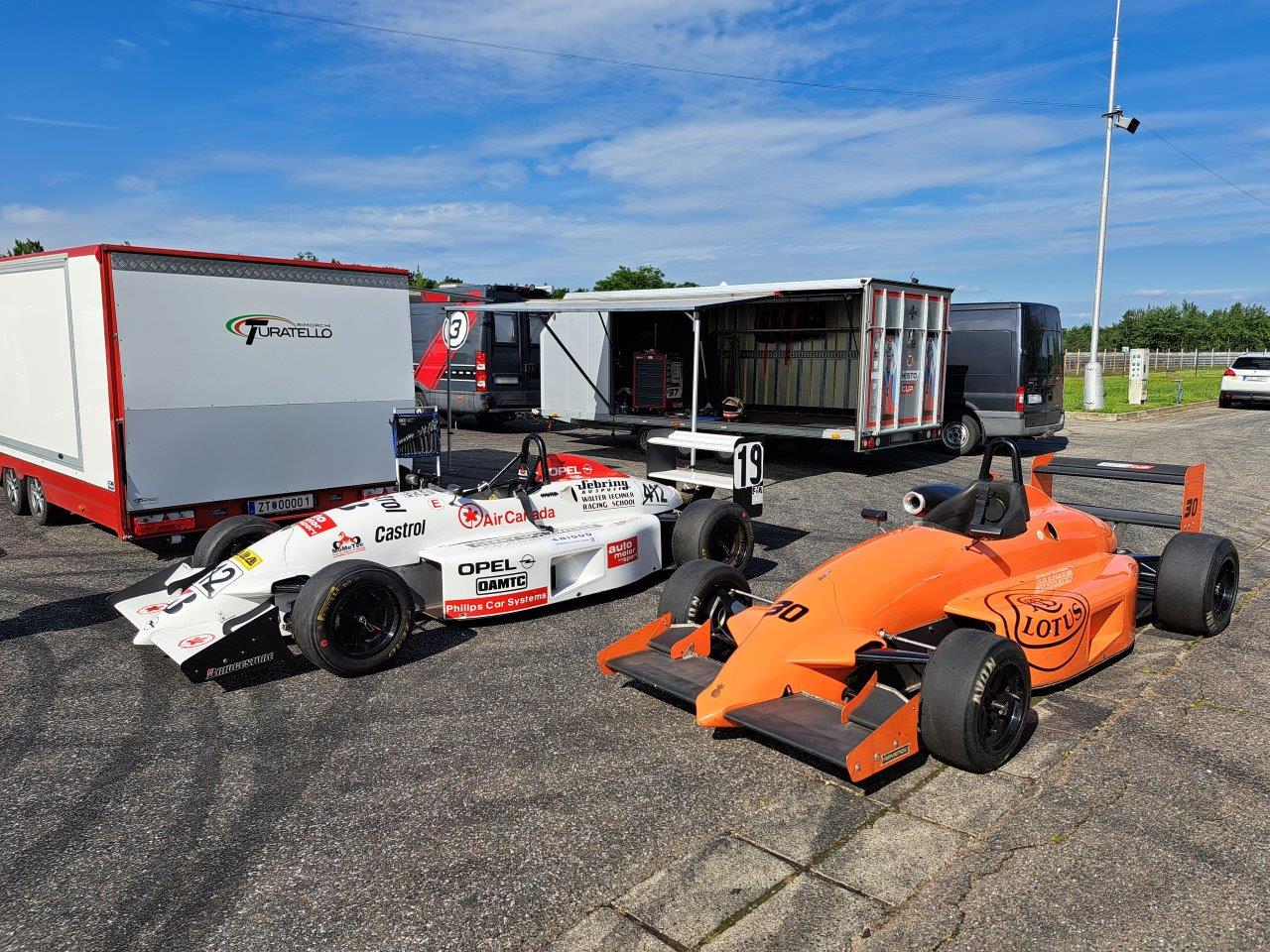 LOTUS Formel Opel Lotus mit VEZEKO Autotransporter Koffer mit Zeltaufbau-showroom-element-2