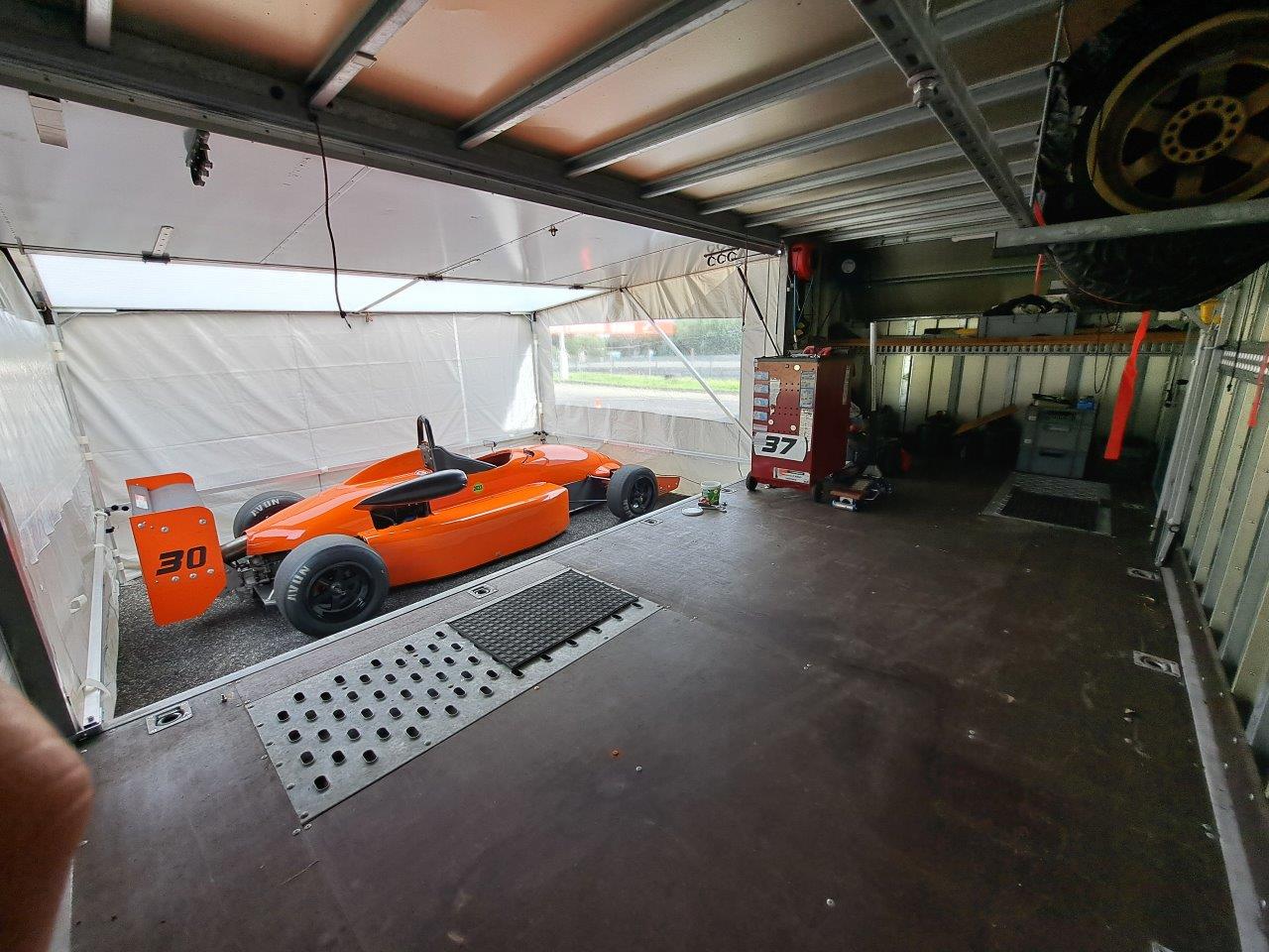 LOTUS Formel Opel Lotus mit VEZEKO Autotransporter Koffer mit Zeltaufbau-showroom-element-3