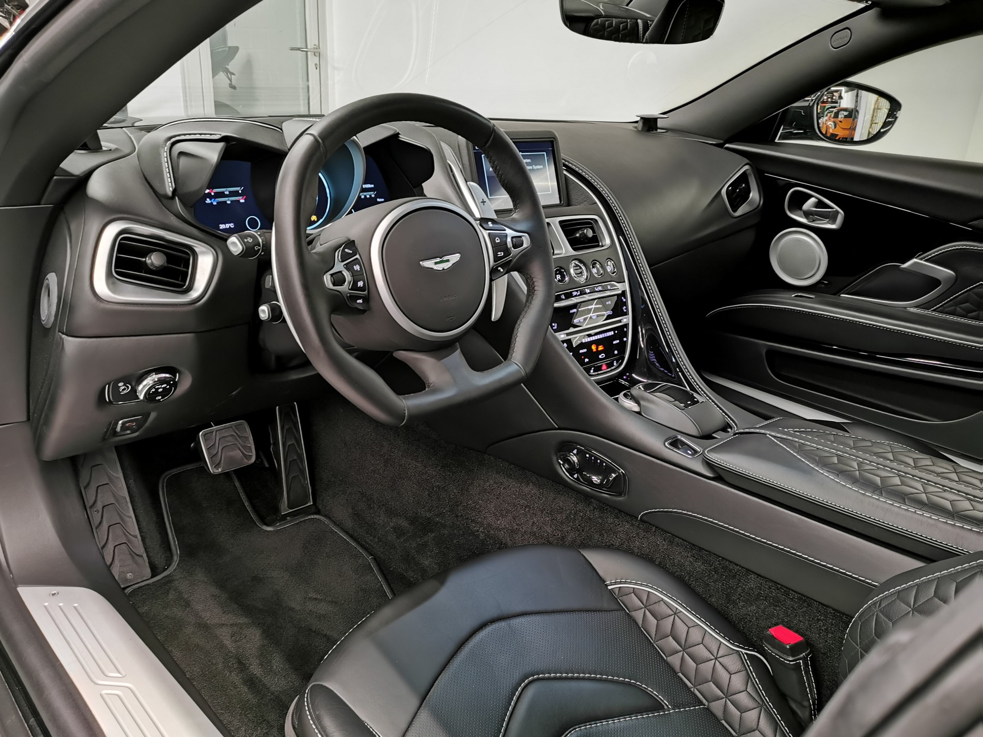 ASTON MARTIN DBS CoupĂ© Superleggera 🇨đź‡SUPER SELTENES INTERIEUR IN HĂ–CHSTER LEDERQUALITĂ„T! Q EXCLUSIVE-image-8
