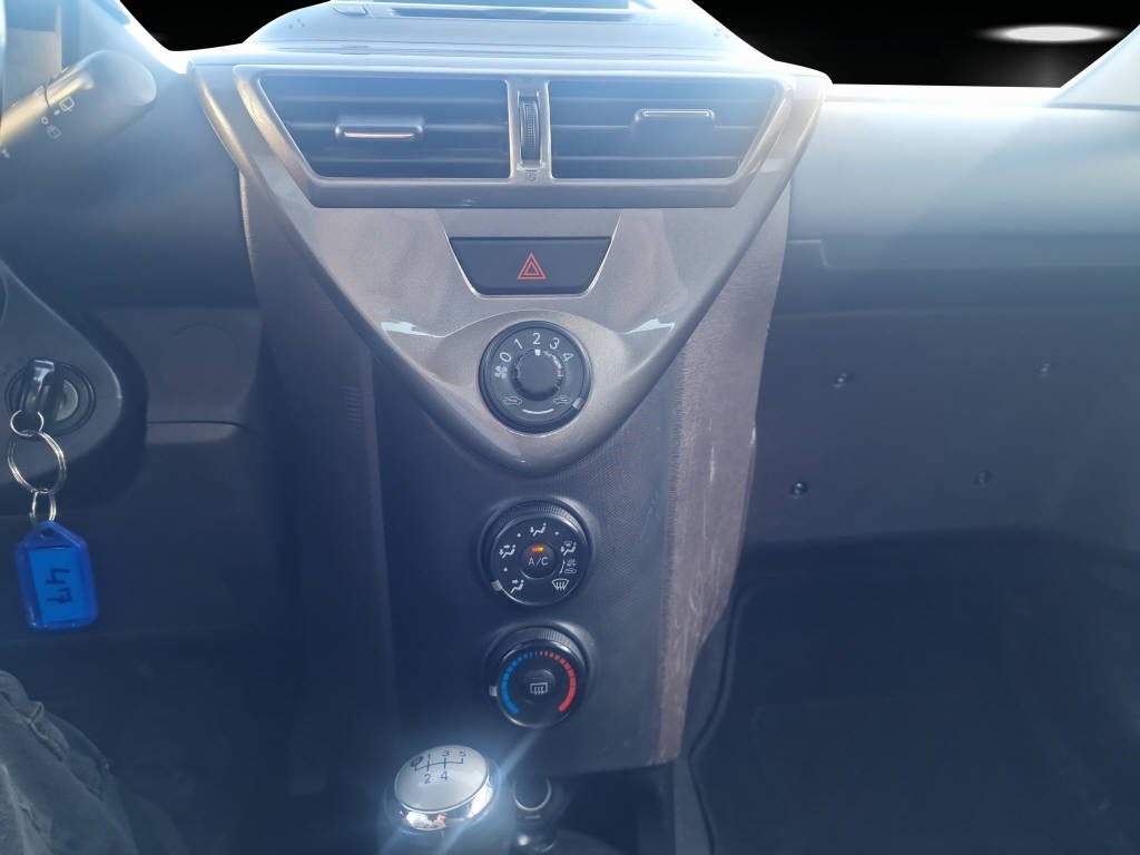TOYOTA iQ 1.0 VVT-i Q-image-11