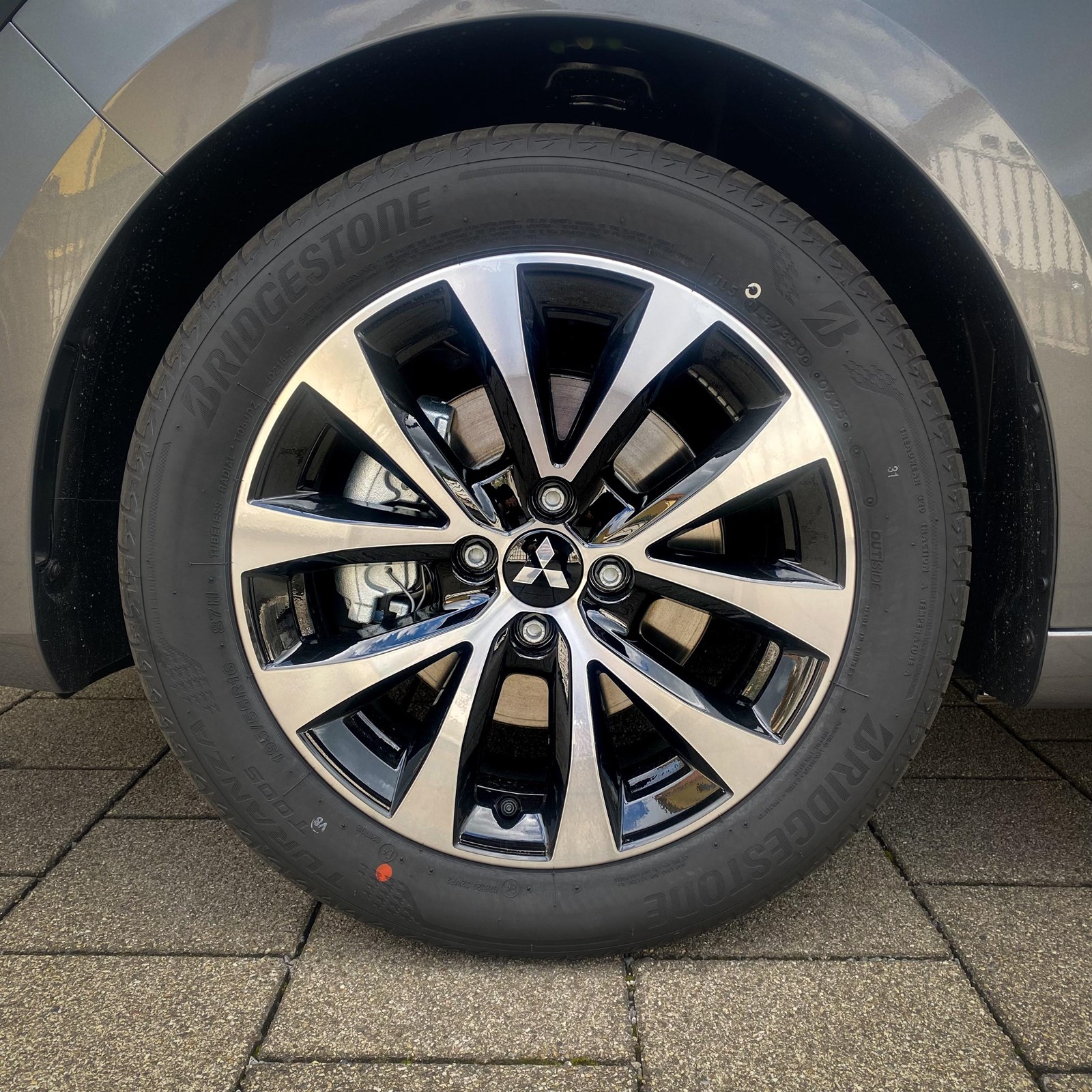 MITSUBISHI Colt 1.6 HEV Invite+-showroom-element-3