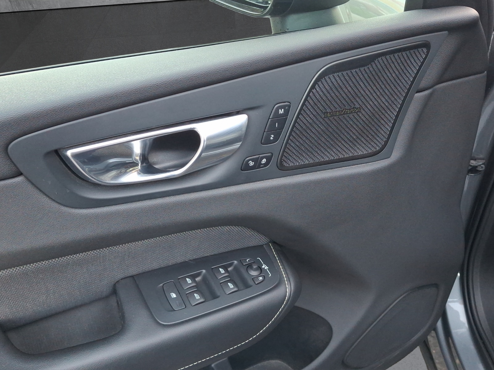 Image VOLVO XC60 XC60 B4 Diesel Mild Hybrid AWD R-Design Geartronic