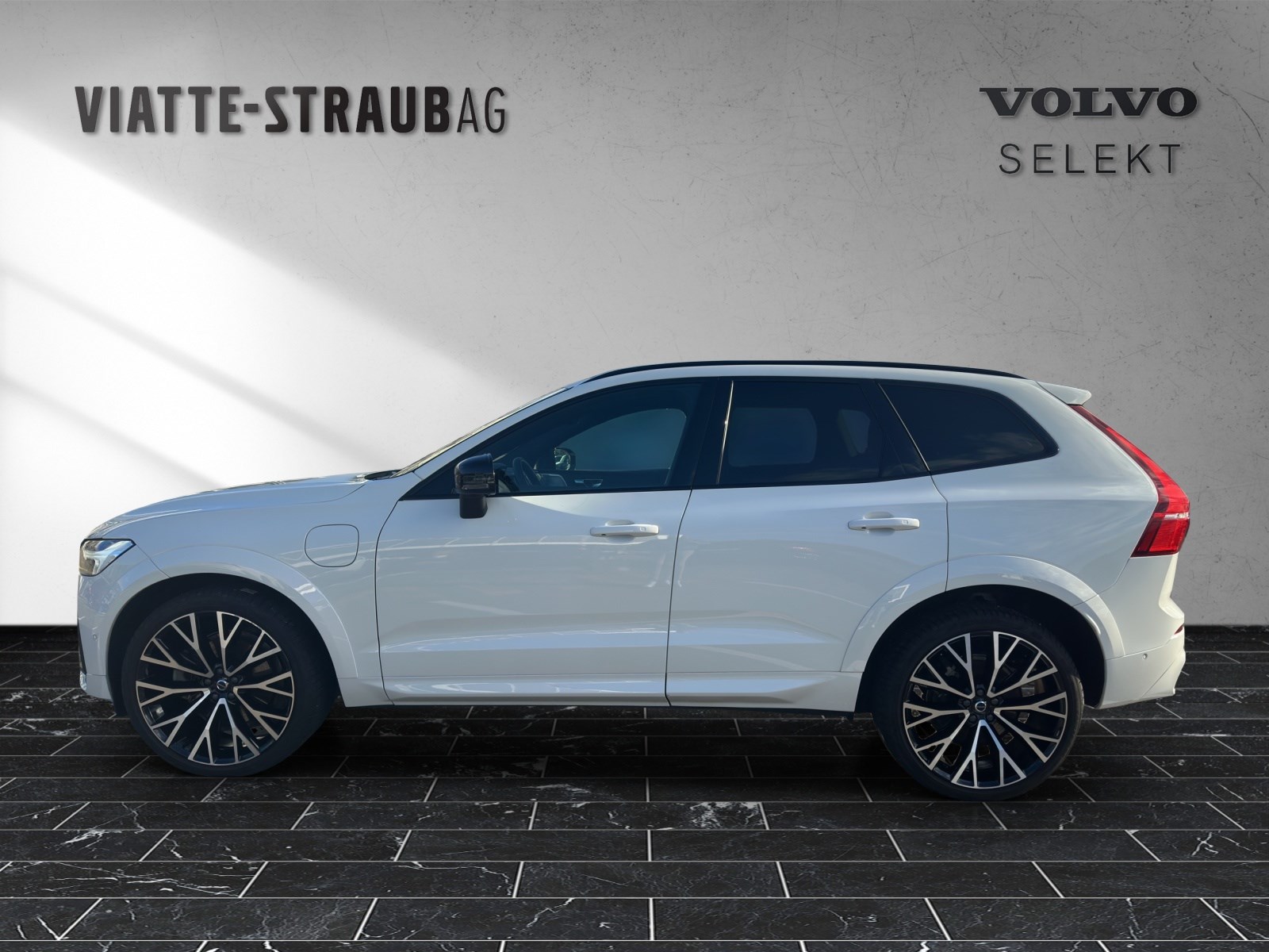 VOLVO XC60 2.0 T6 TE R-Design eAWD-showroom-element-1