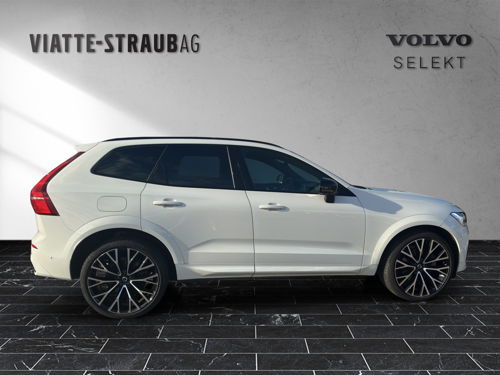 VOLVO XC60 2.0 T6 TE R-Design eAWD-showroom-element-3