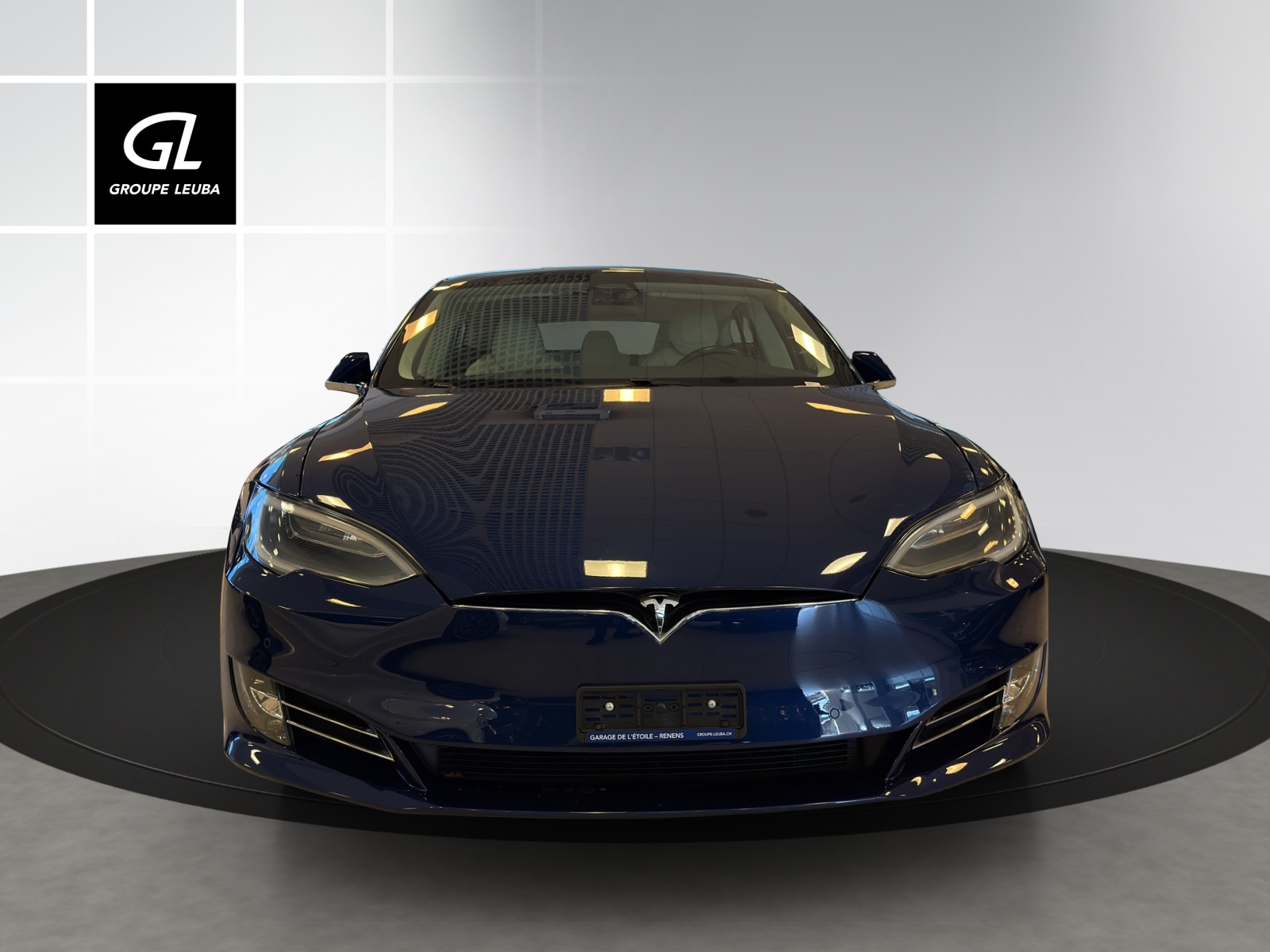 TESLA Model S 100 D-showroom-element-1