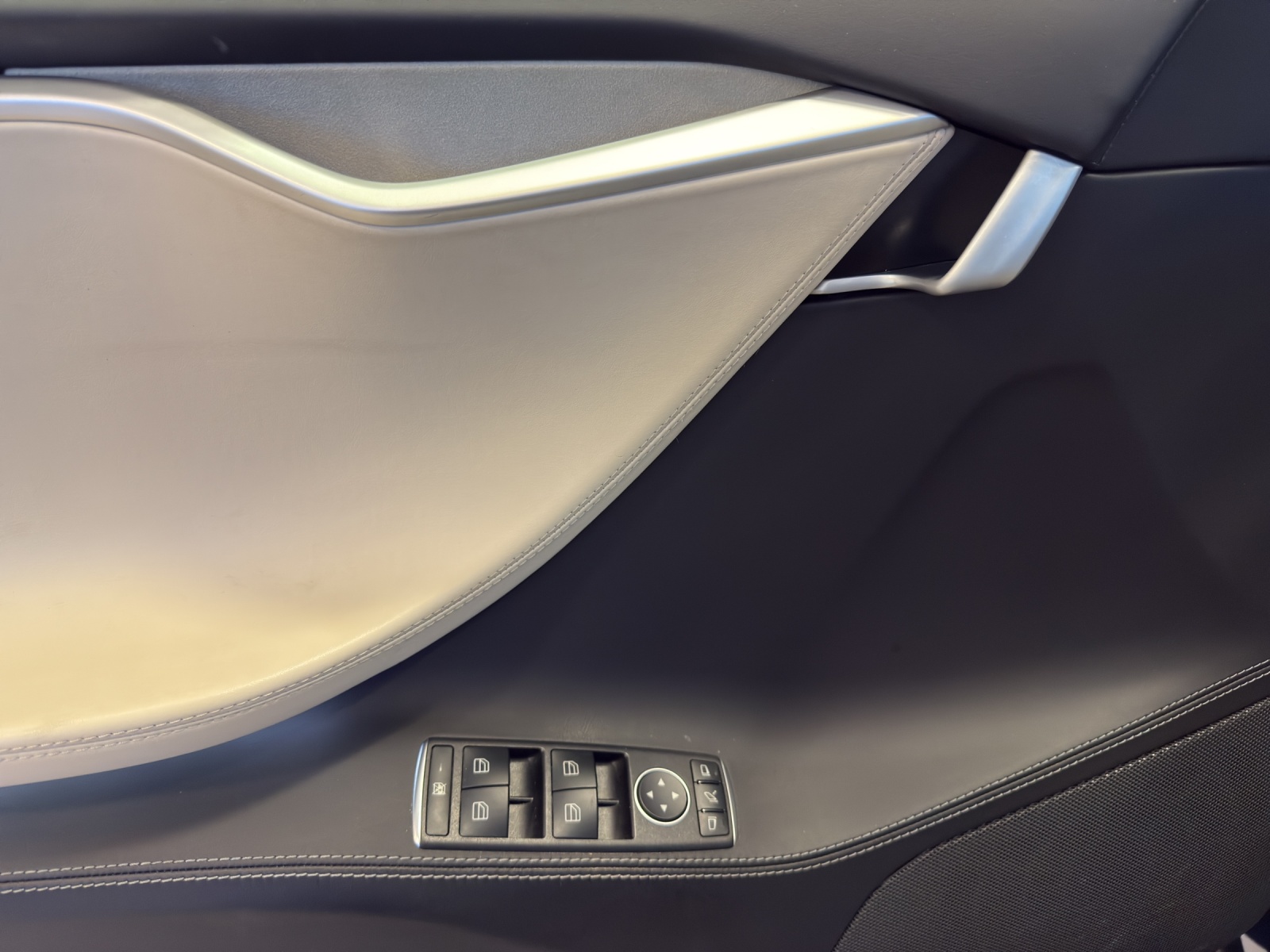 TESLA Model S 100 D-image-8