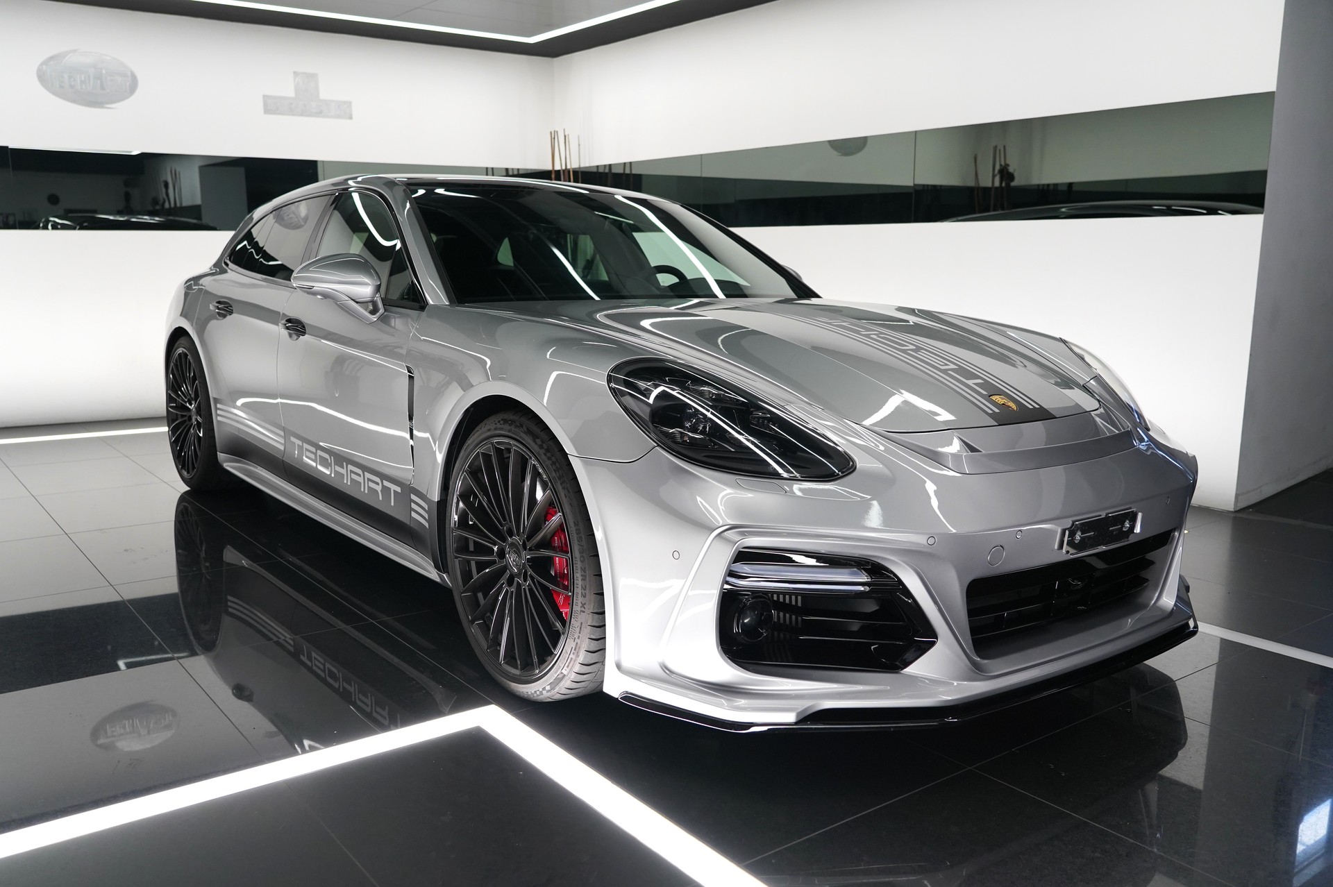 PORSCHE Panamera GTS Sport Turismo-showroom-element-1