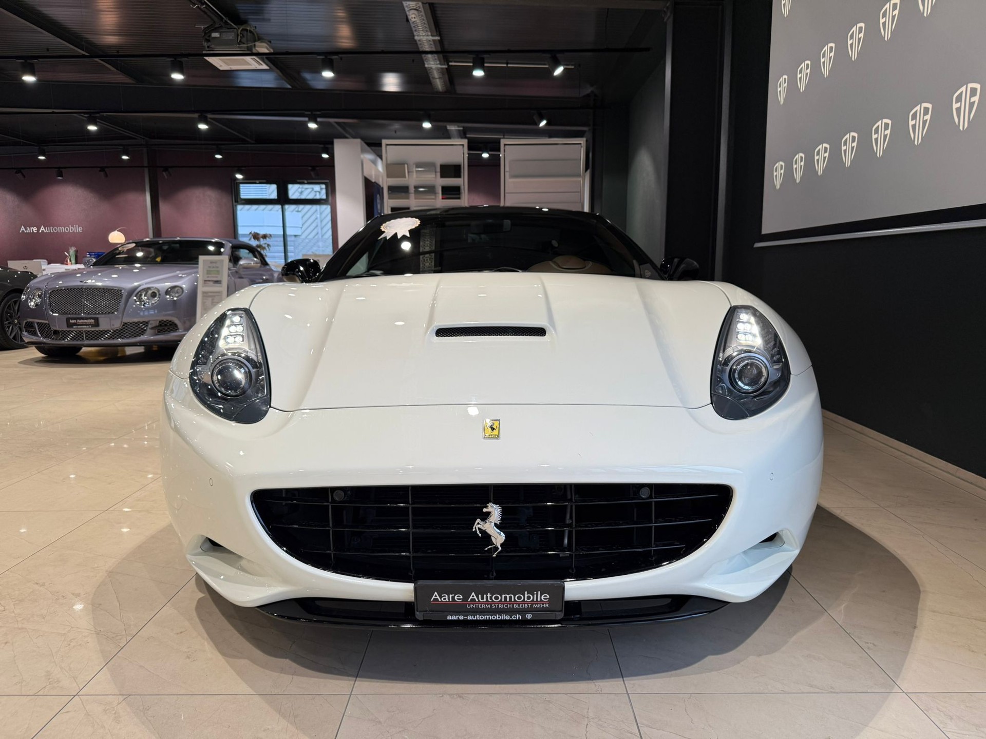 FERRARI California 4.3 V8-showroom-element-1