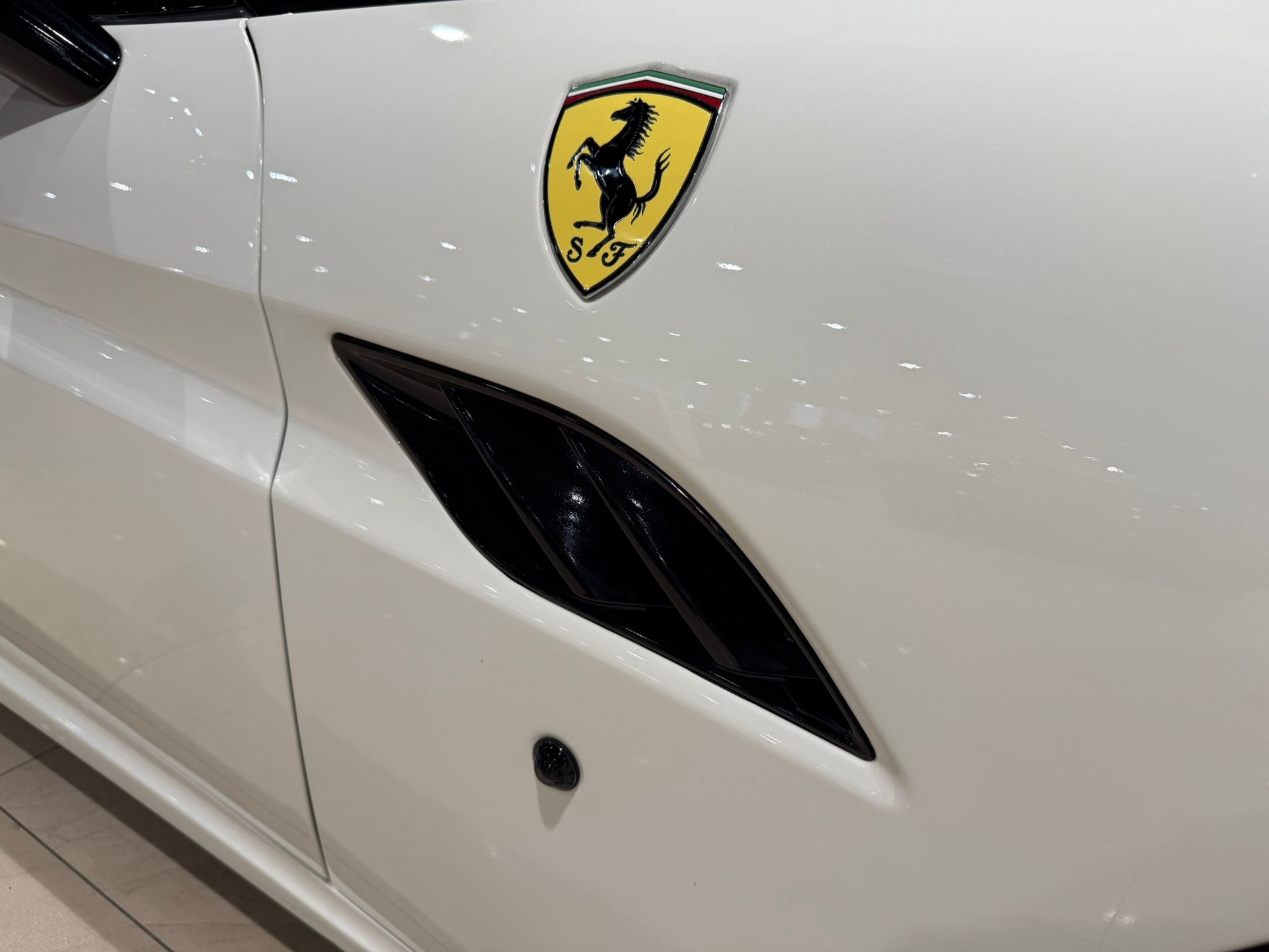 FERRARI California 4.3 V8-showroom-element-3