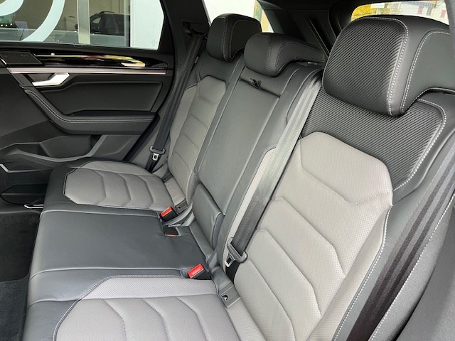 VW Touareg 3.0 TDI R-Line Tiptronic-image-24