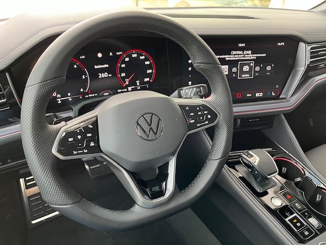 VW Touareg 3.0 TDI R-Line Tiptronic-image-9
