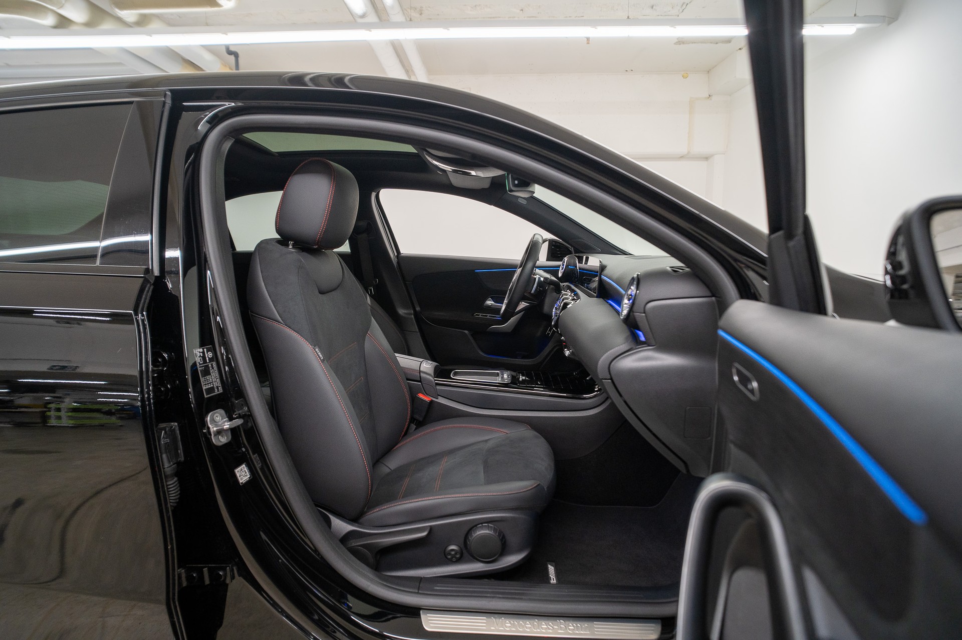 MERCEDES-BENZ A 250 AMG Line 4m Limousine *FACELIFT*-image-12