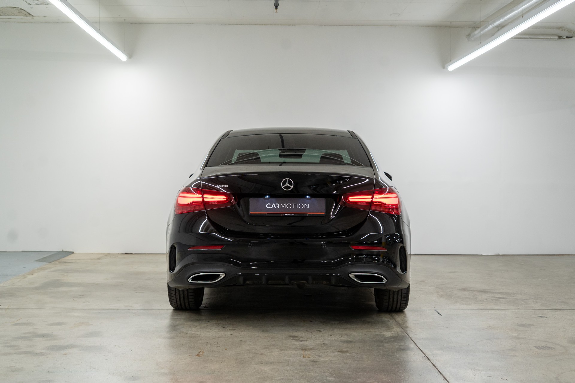MERCEDES-BENZ A 250 AMG Line 4m Limousine *FACELIFT*-image-4