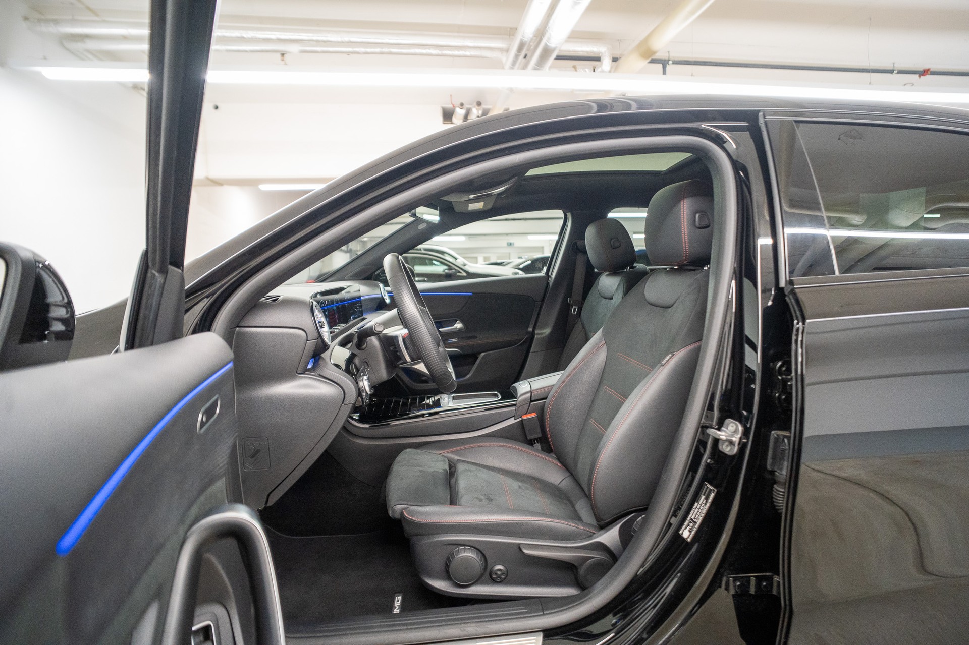MERCEDES-BENZ A 250 AMG Line 4m Limousine *FACELIFT*-image-8
