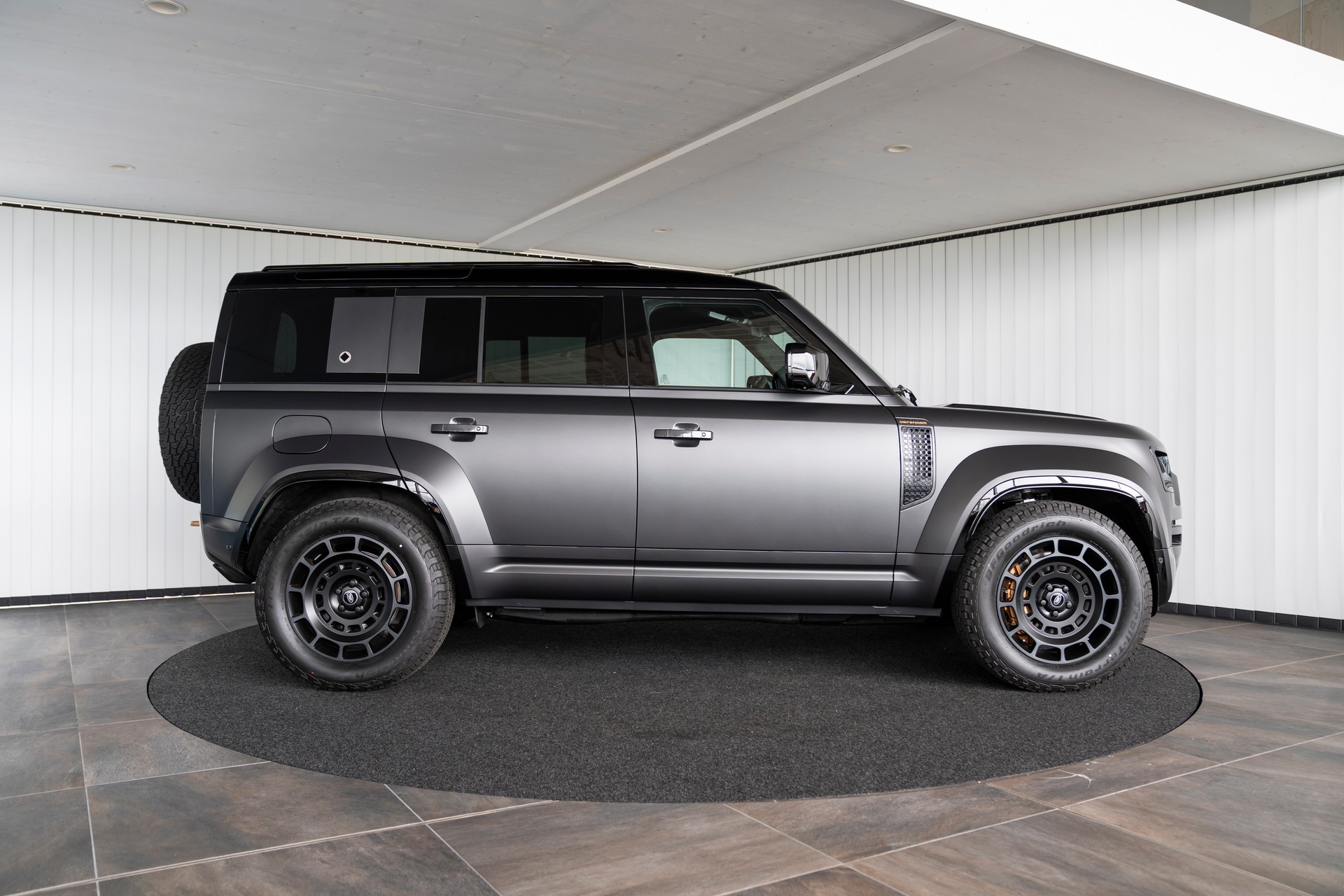 LAND ROVER Defender 110 635 V8 4.4 Octa Edition One AT8-showroom-element-3