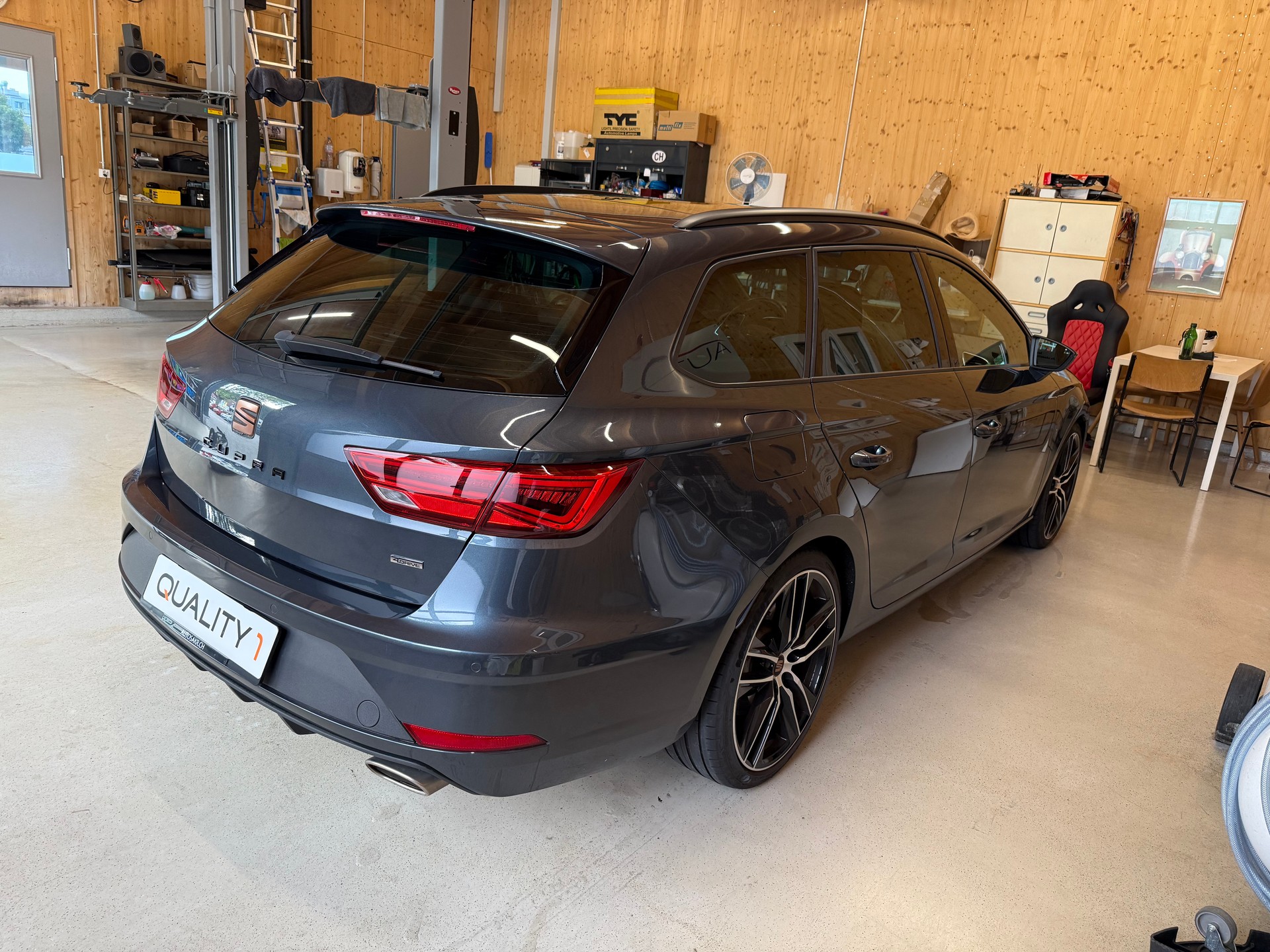 SEAT Leon ST 2.0 TSI Cupra 300 4 Drive DSG-showroom-element-3