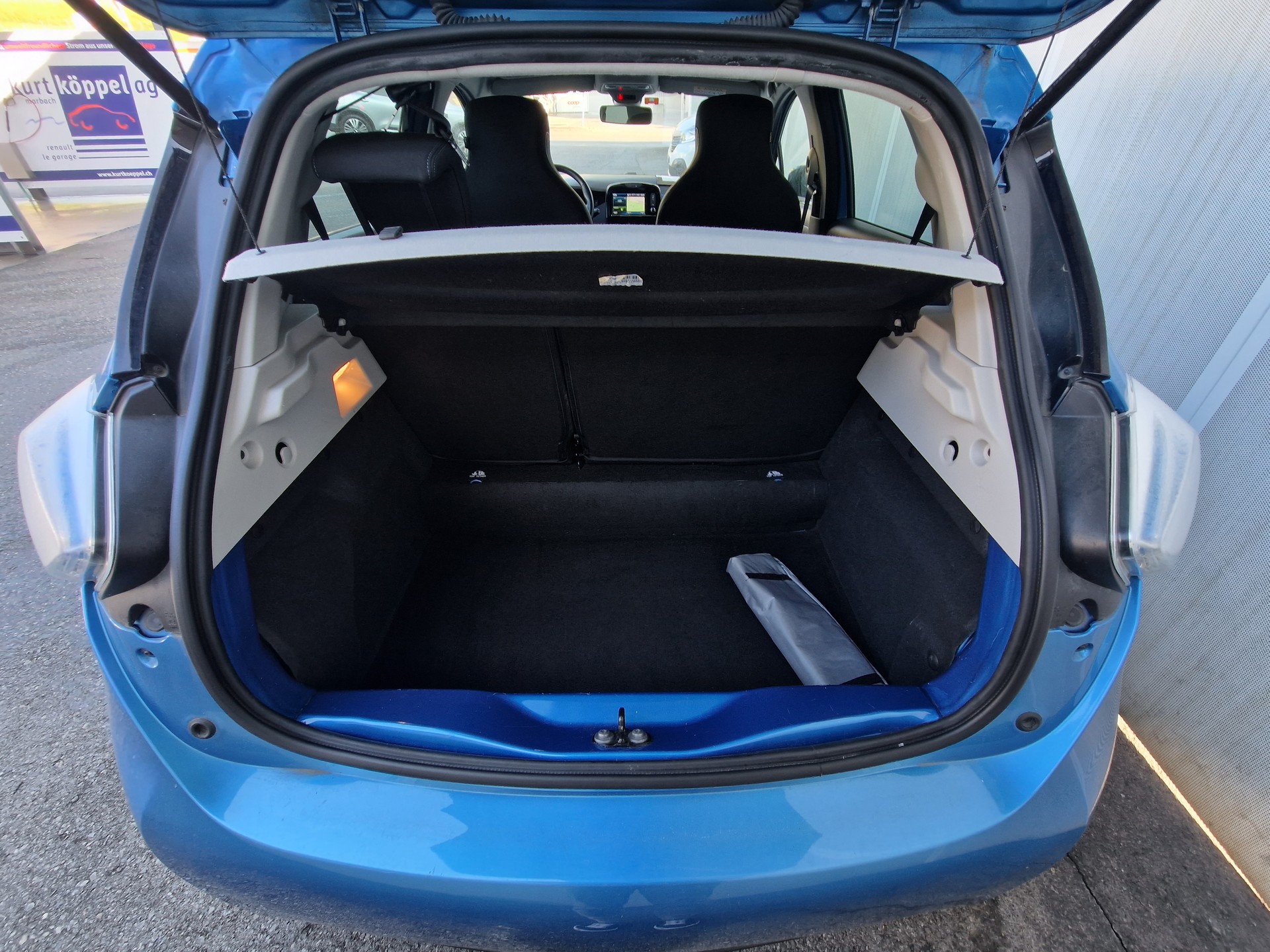 RENAULT Zoe R110 Limited-showroom-element-3