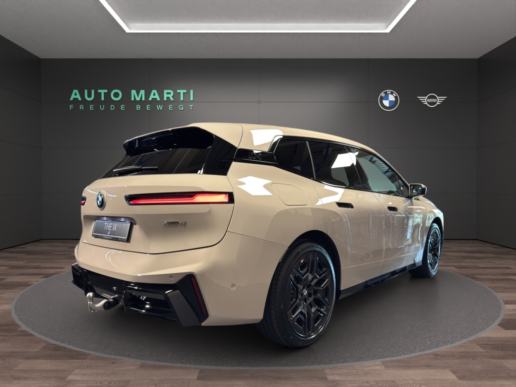 BMW iX xDrive45 M Sport Pro-showroom-element-3