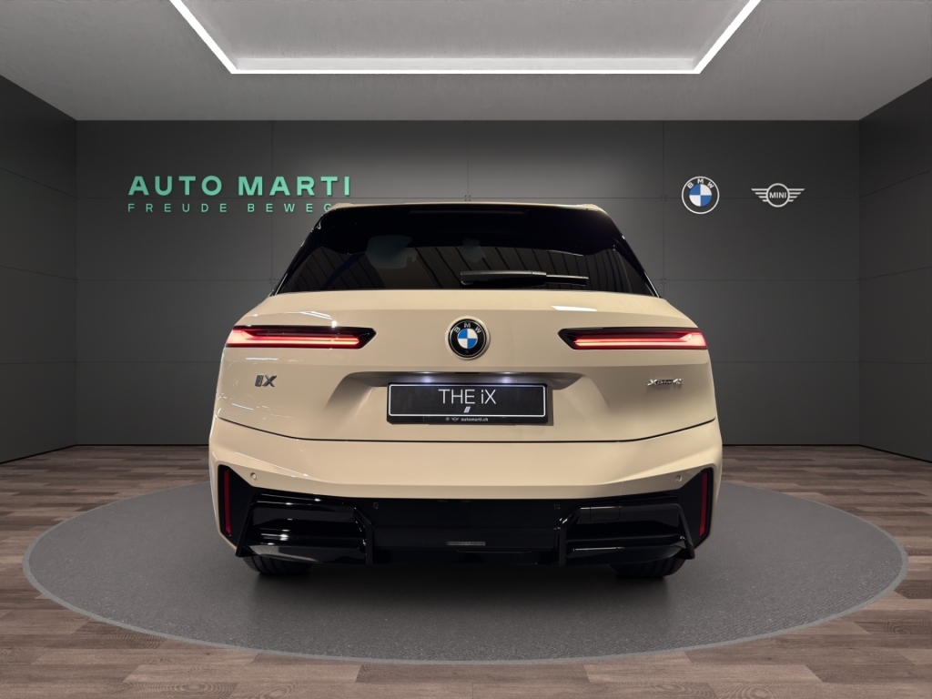 BMW iX xDrive45 M Sport Pro-showroom-element-2