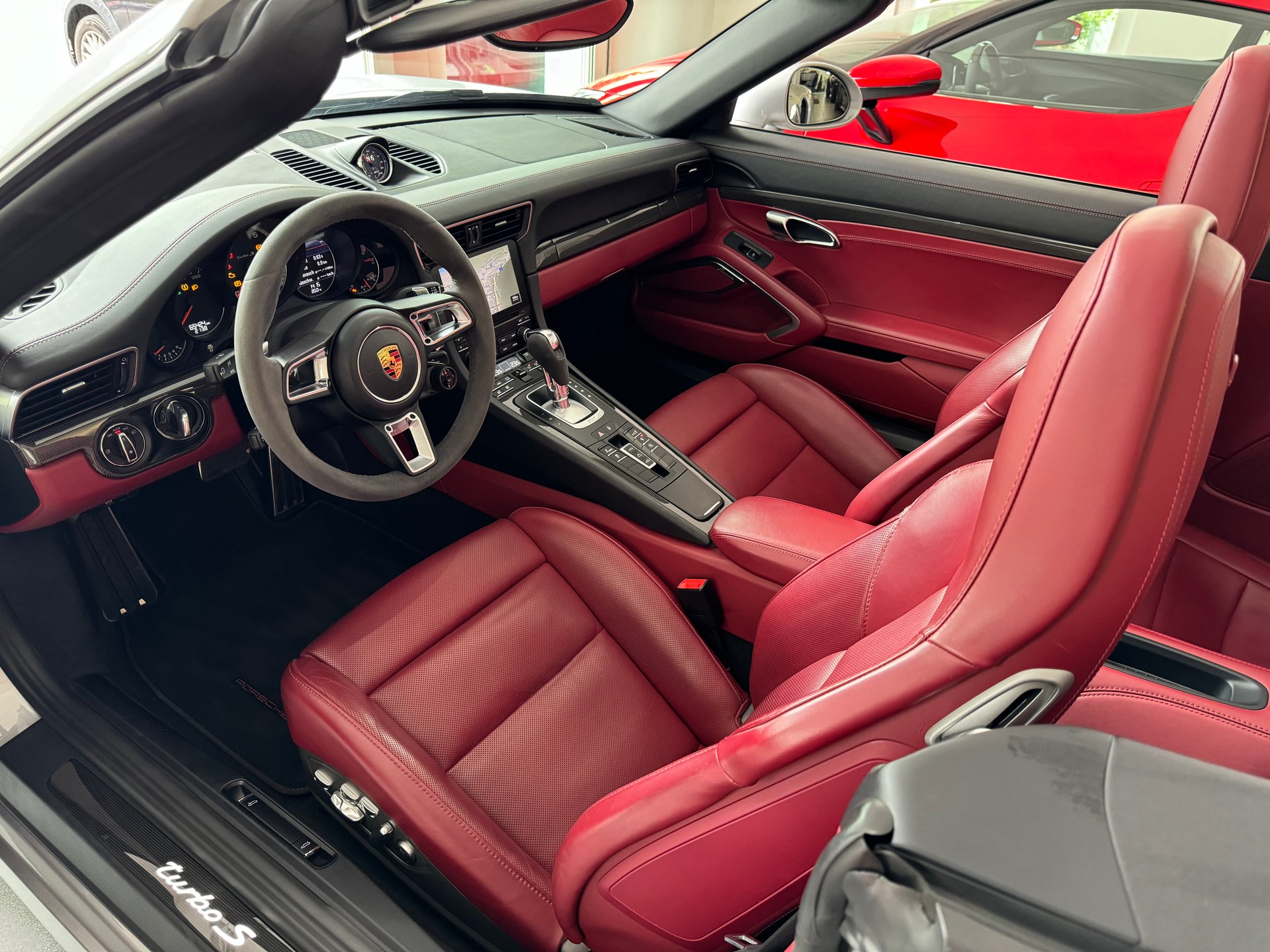 PORSCHE 911 Turbo S Cabrio PDK-image-10