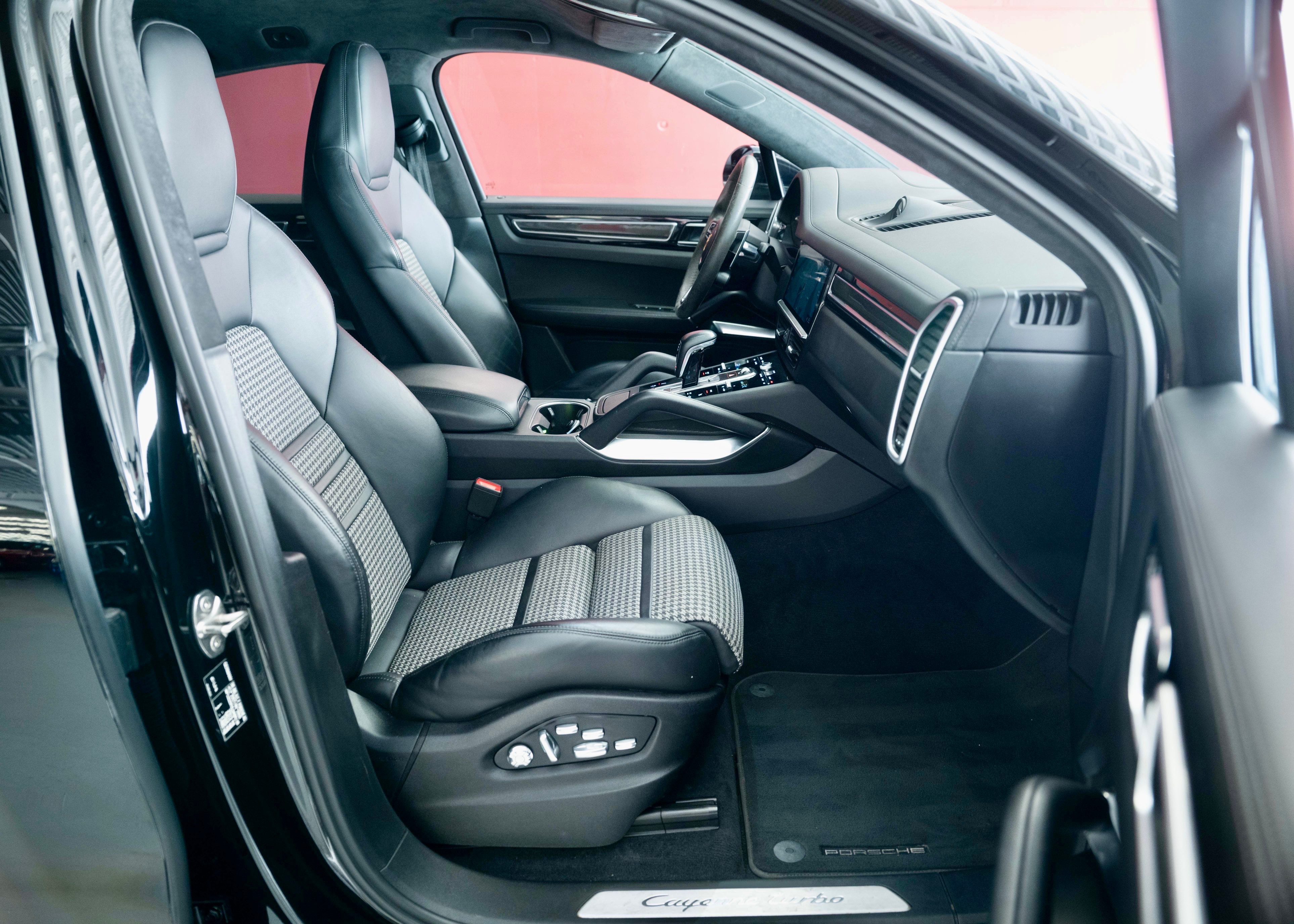 Image PORSCHE CAYENNE Cayenne Turbo Coupé (2nd hand, full Porsche history)