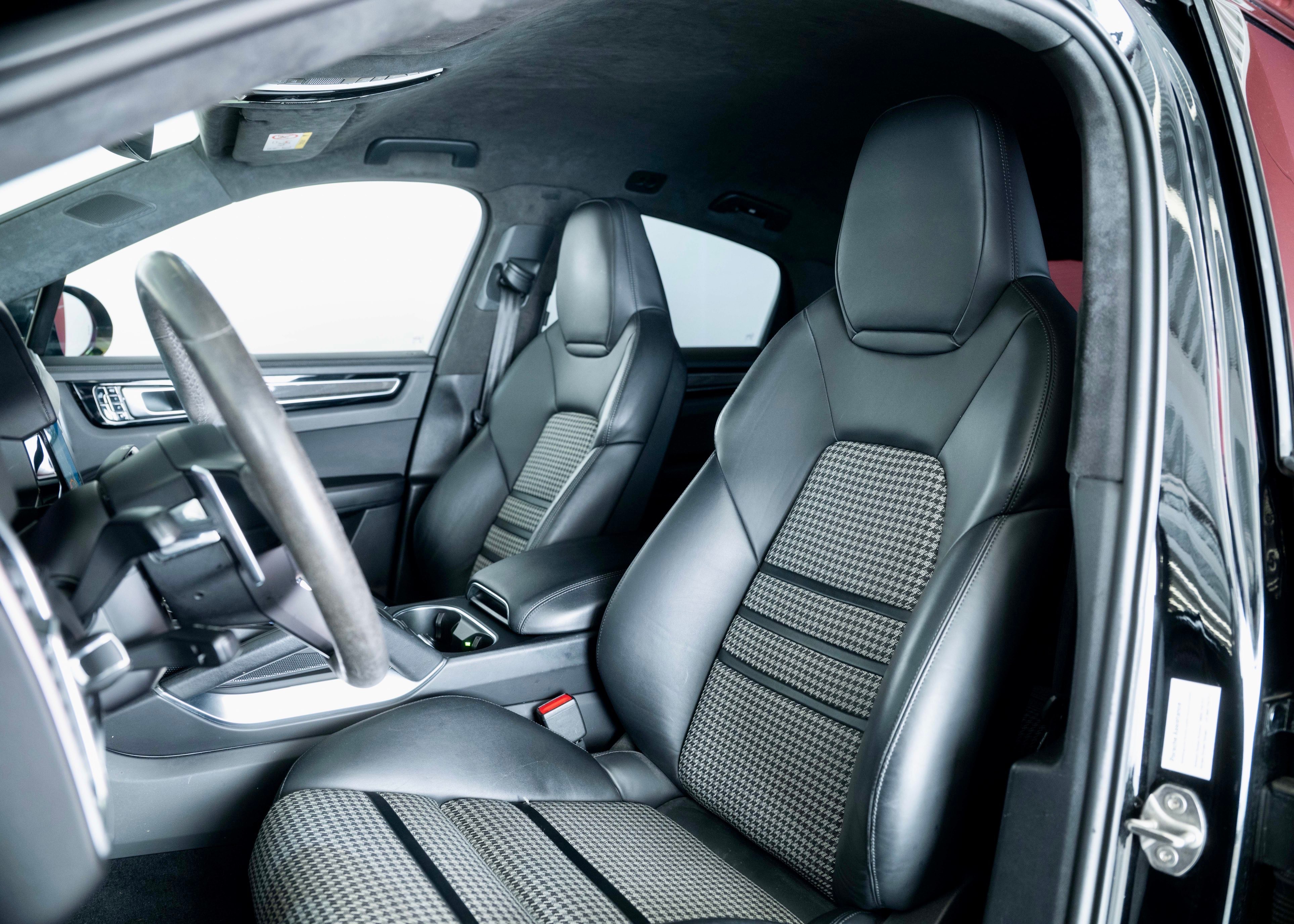 Image PORSCHE CAYENNE Cayenne Turbo Coupé (2nd hand, full Porsche history)