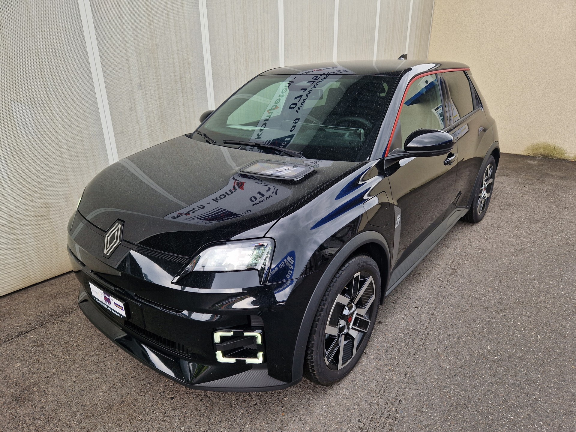 RENAULT 5 E-Tech Comfort Range techno-showroom-element-1