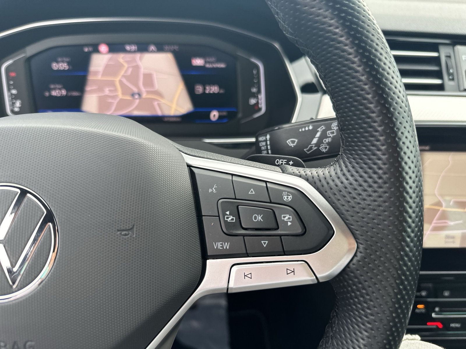 VW Passat Variant 2.0 TSI R-Line 4Motion DSG-image-9