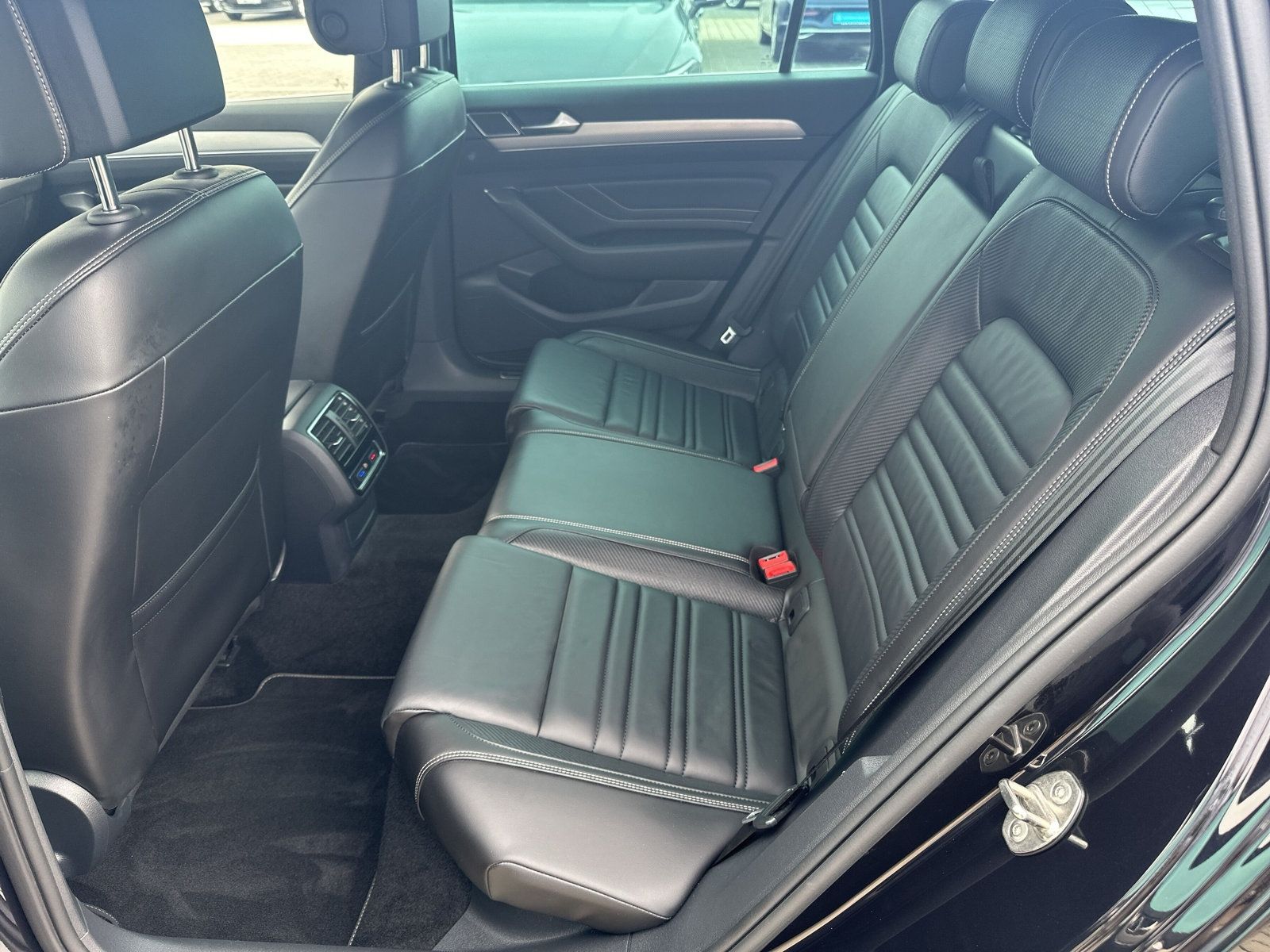 VW Passat Variant 2.0 TSI R-Line 4Motion DSG-image-6
