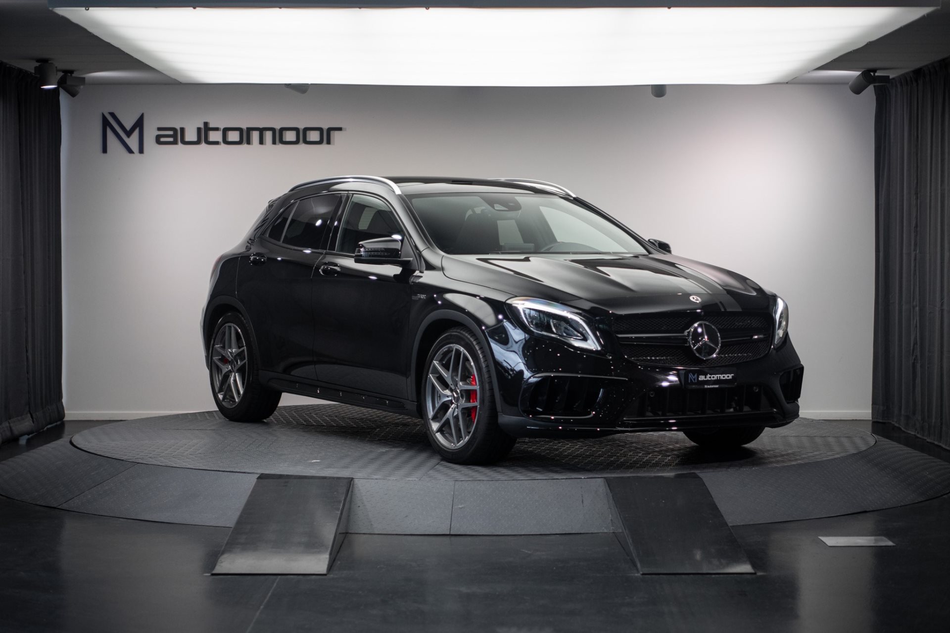 MERCEDES-BENZ GLA 45 AMG AMG 4Matic 7G-DCT *CH-Fahrzeug* *Panorama* *Assistenzpaket*-showroom-element-2