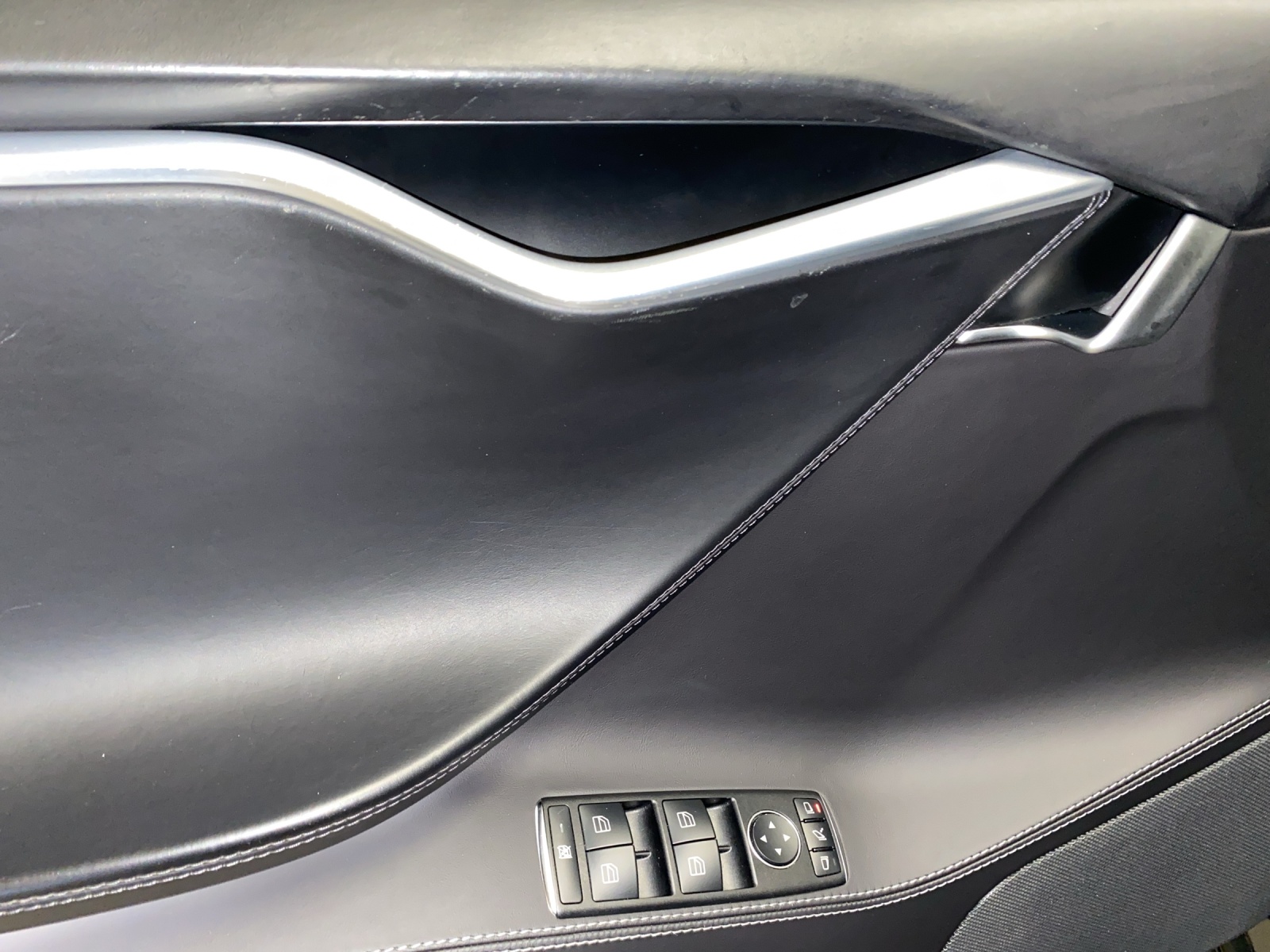 TESLA Model S 75 D-image-11