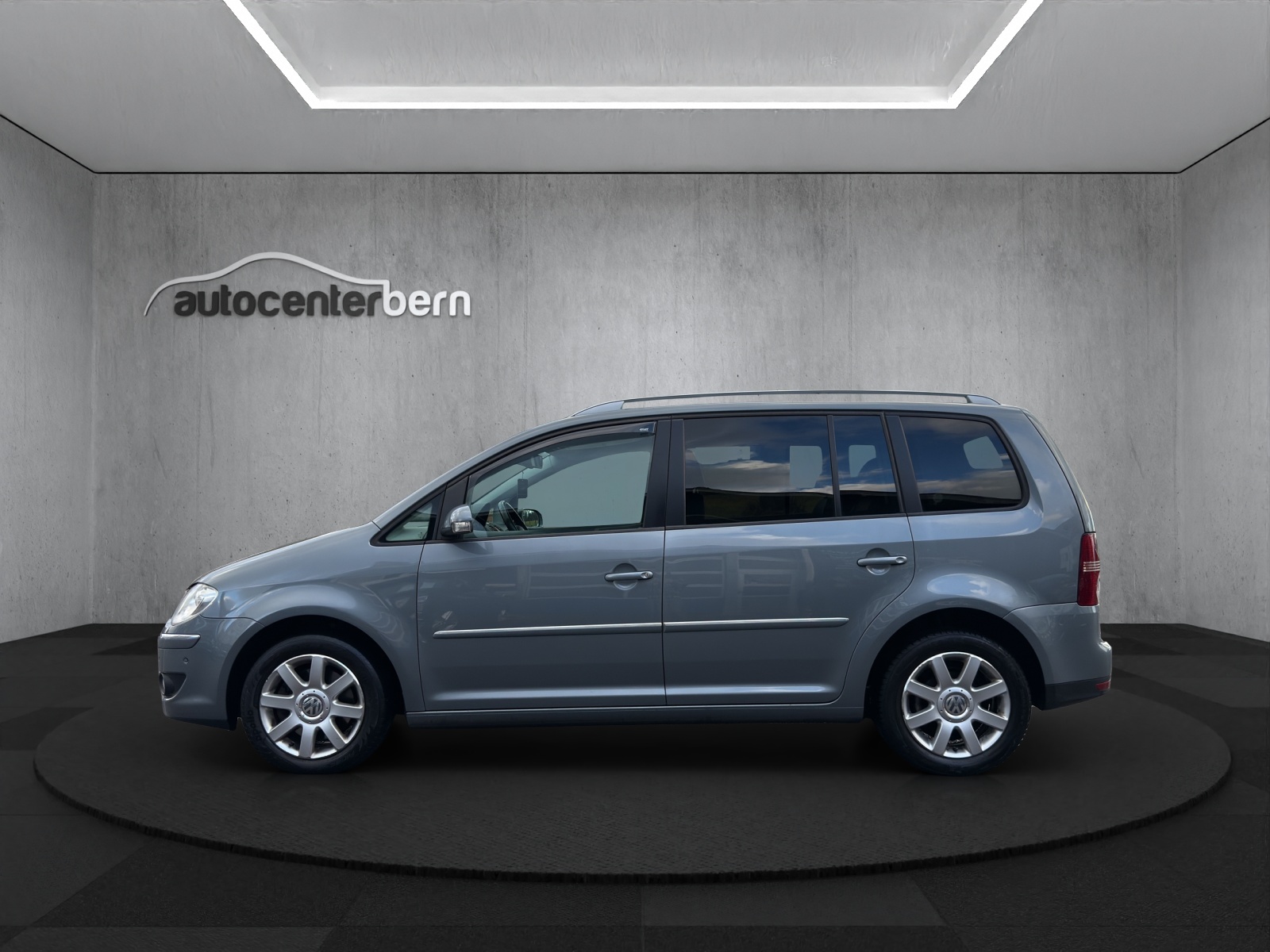 VW Touran 2.0 TDI Highline-showroom-element-3