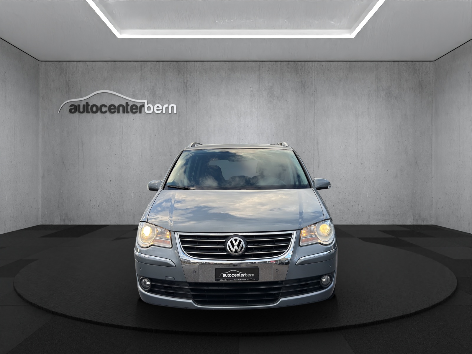 VW Touran 2.0 TDI Highline-showroom-element-1