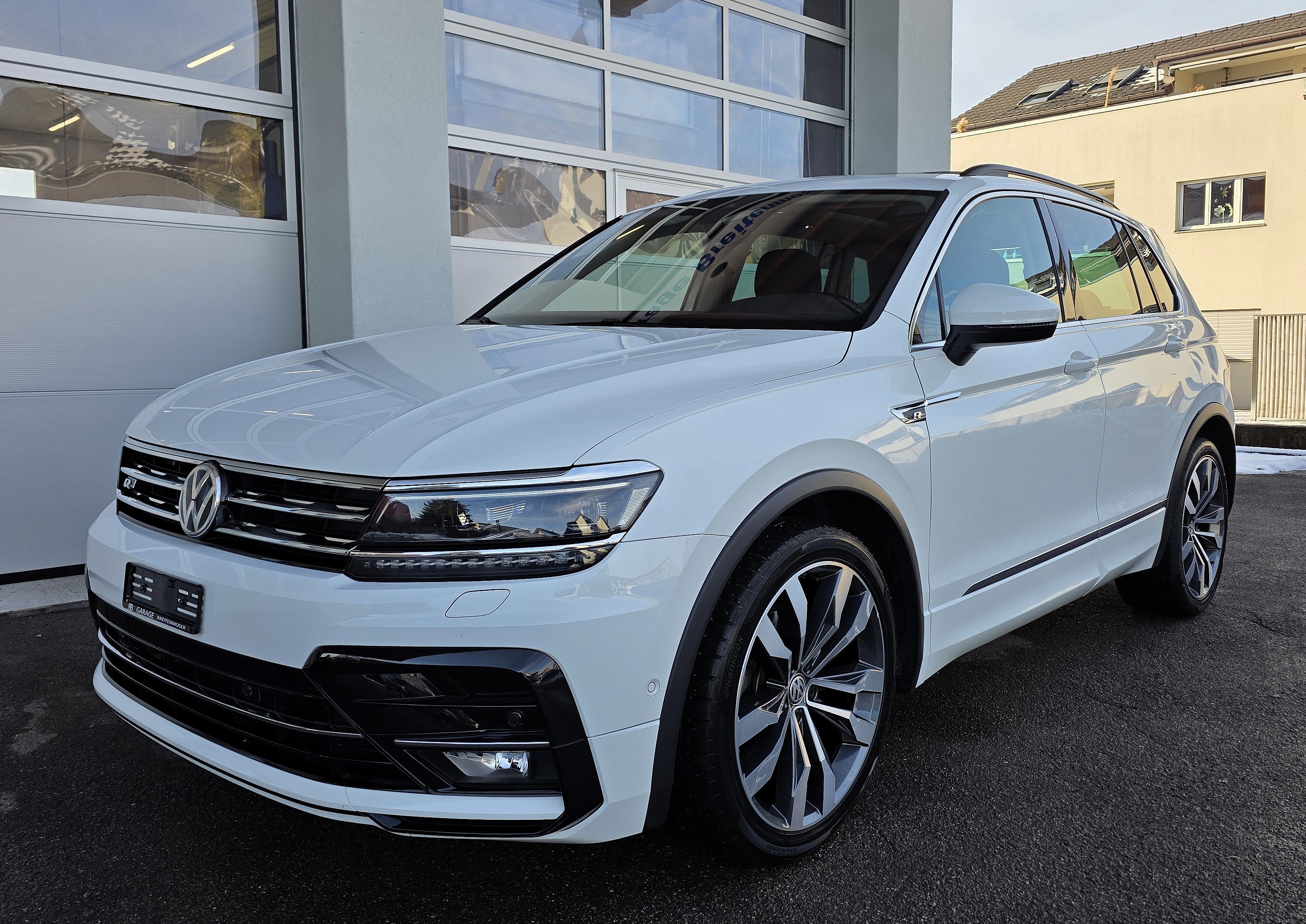 VW Tiguan 1.4TSI R-LINE (SUV / Geländewagen) VW VW Tiguan 1.4TSI R-LINE (SUV / Geländewagen)