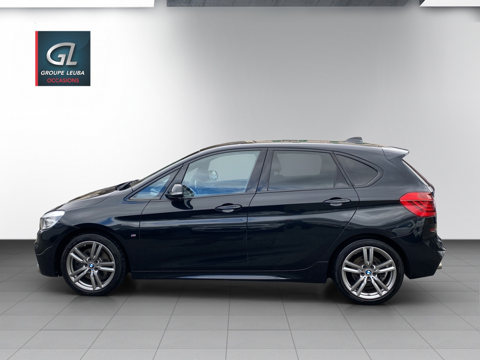 BMW 225i xDrive ActiveTMSport-showroom-element-2