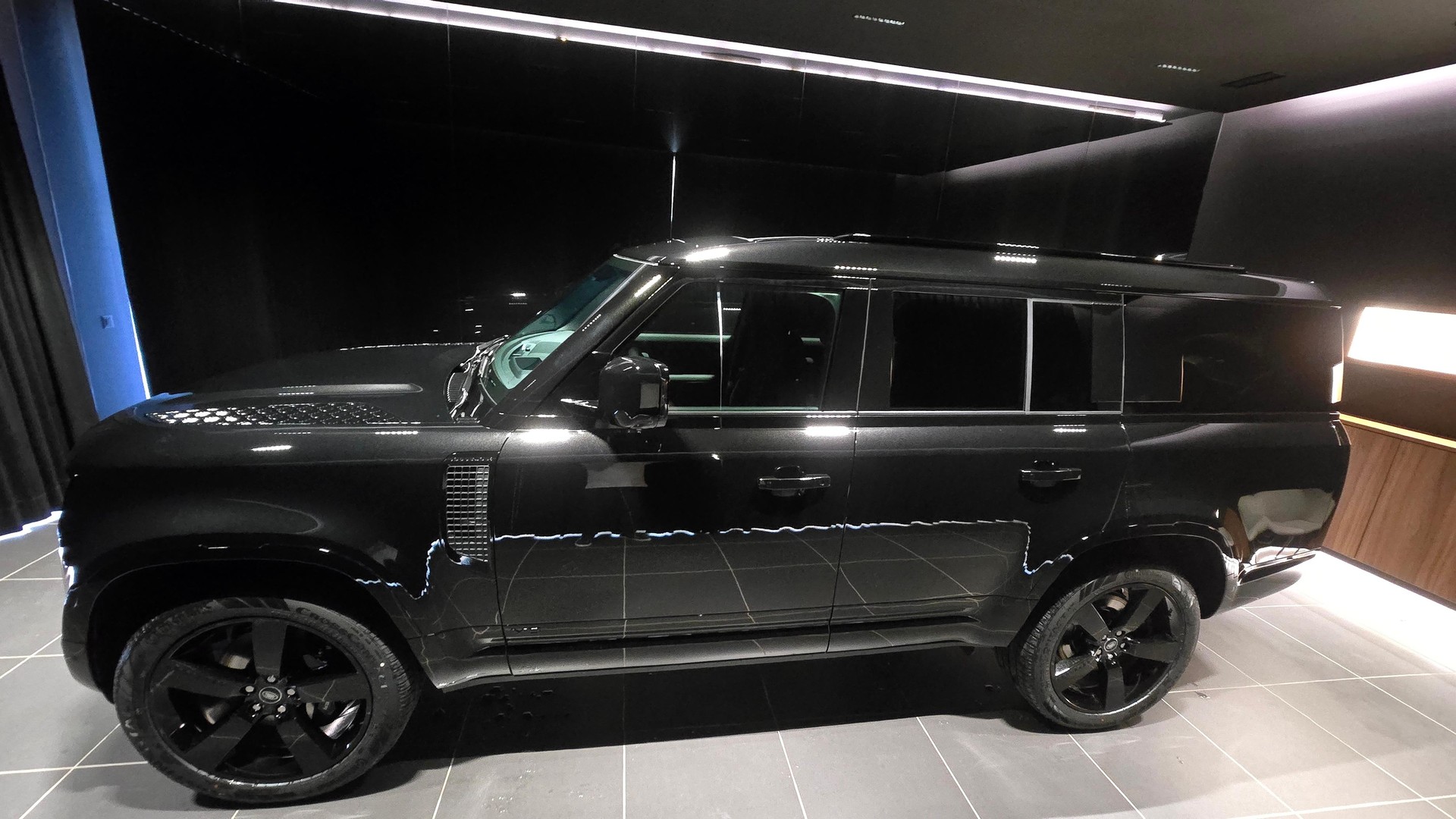 LAND ROVER Defender 130 5.0 V8 SC-showroom-element-1