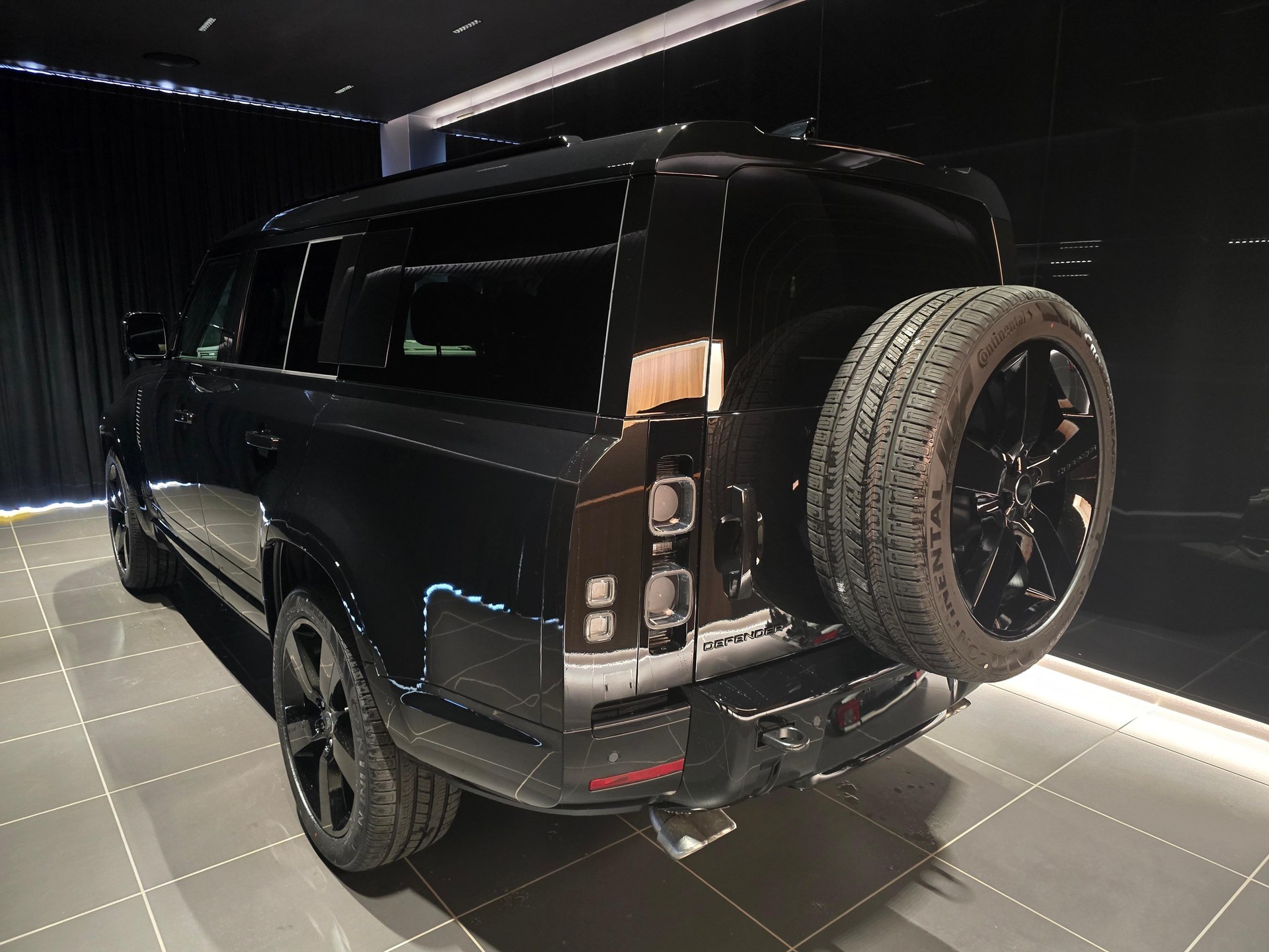 LAND ROVER Defender 130 5.0 V8 SC-image-2