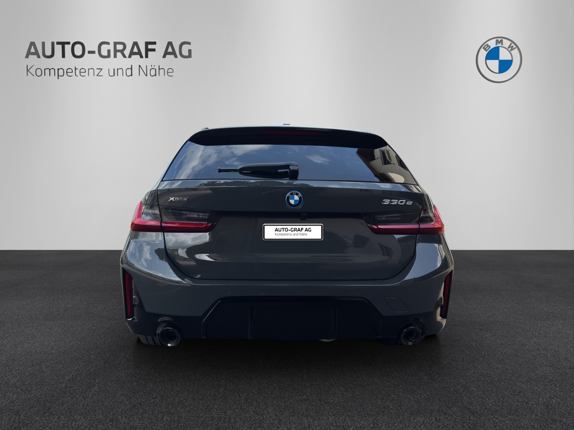 BMW 330e x DriveTouring Steptronic M Sport Pro-showroom-element-3