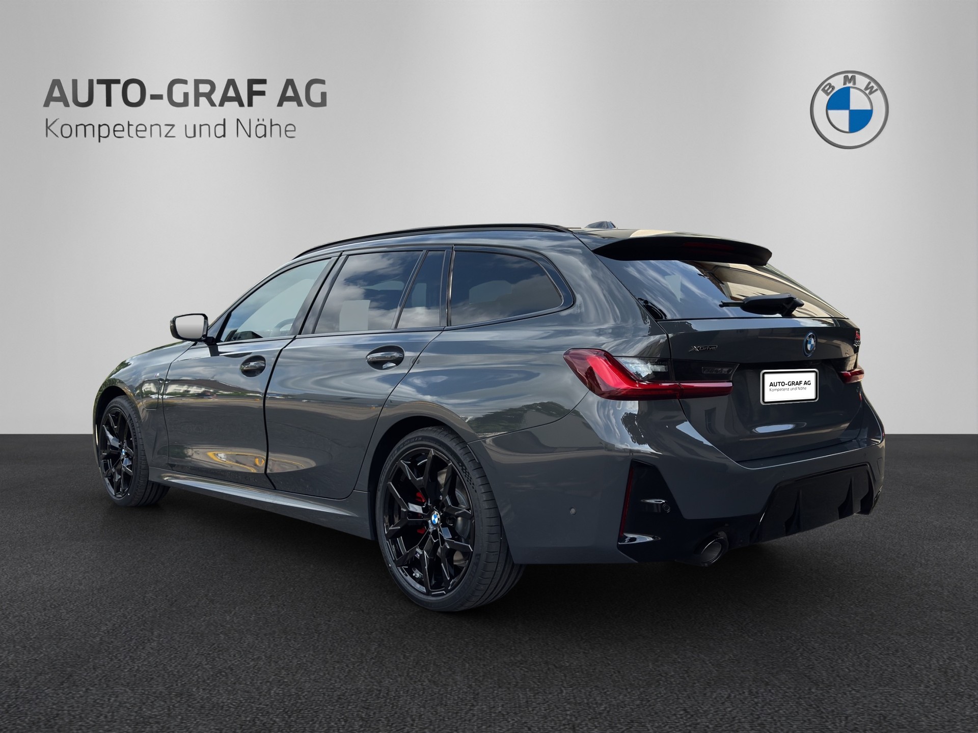 BMW 330e x DriveTouring Steptronic M Sport Pro-showroom-element-2