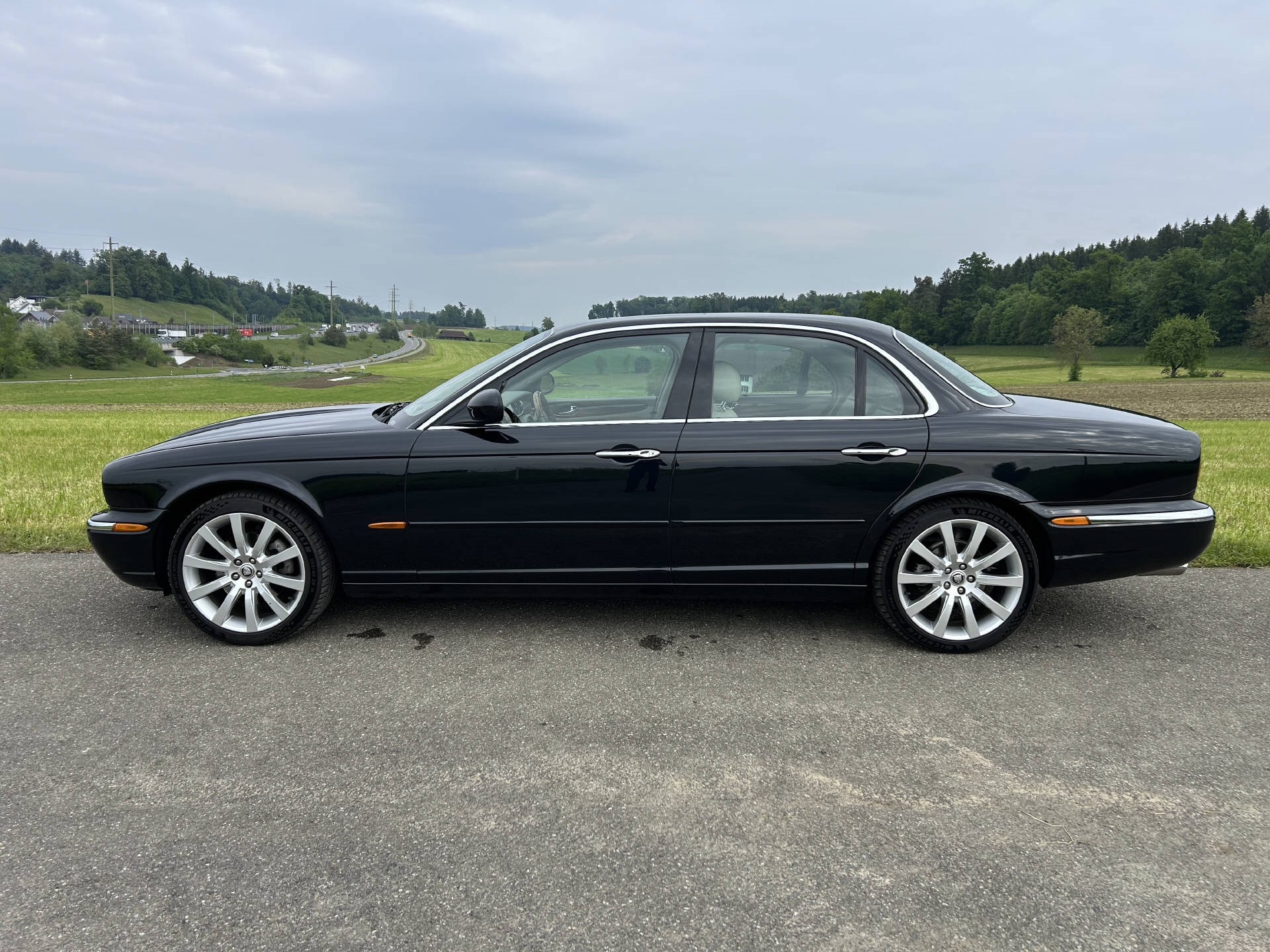 JAGUAR XJ 4.2 V8 Executive-showroom-element-1