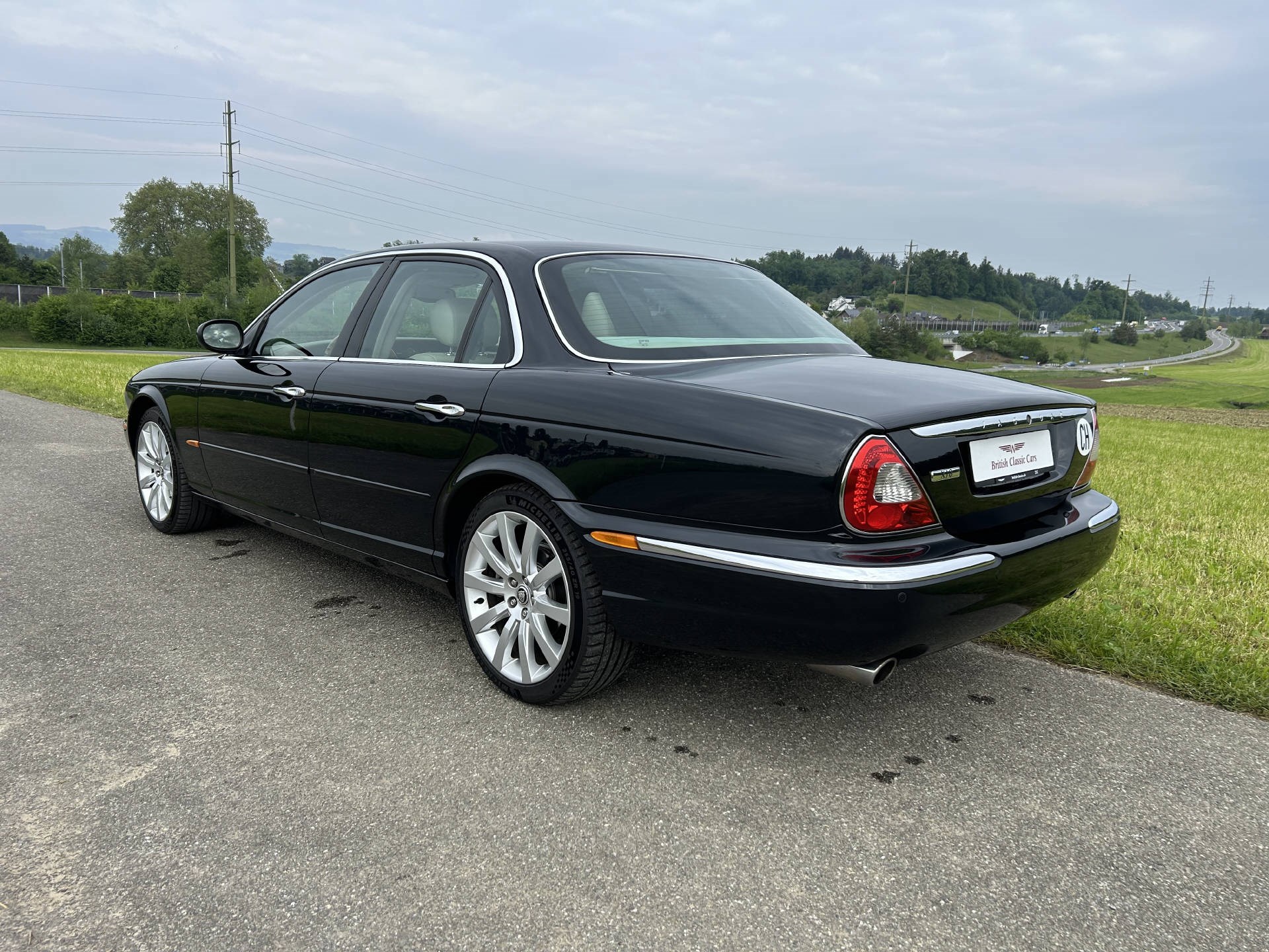 JAGUAR XJ 4.2 V8 Executive-showroom-element-2