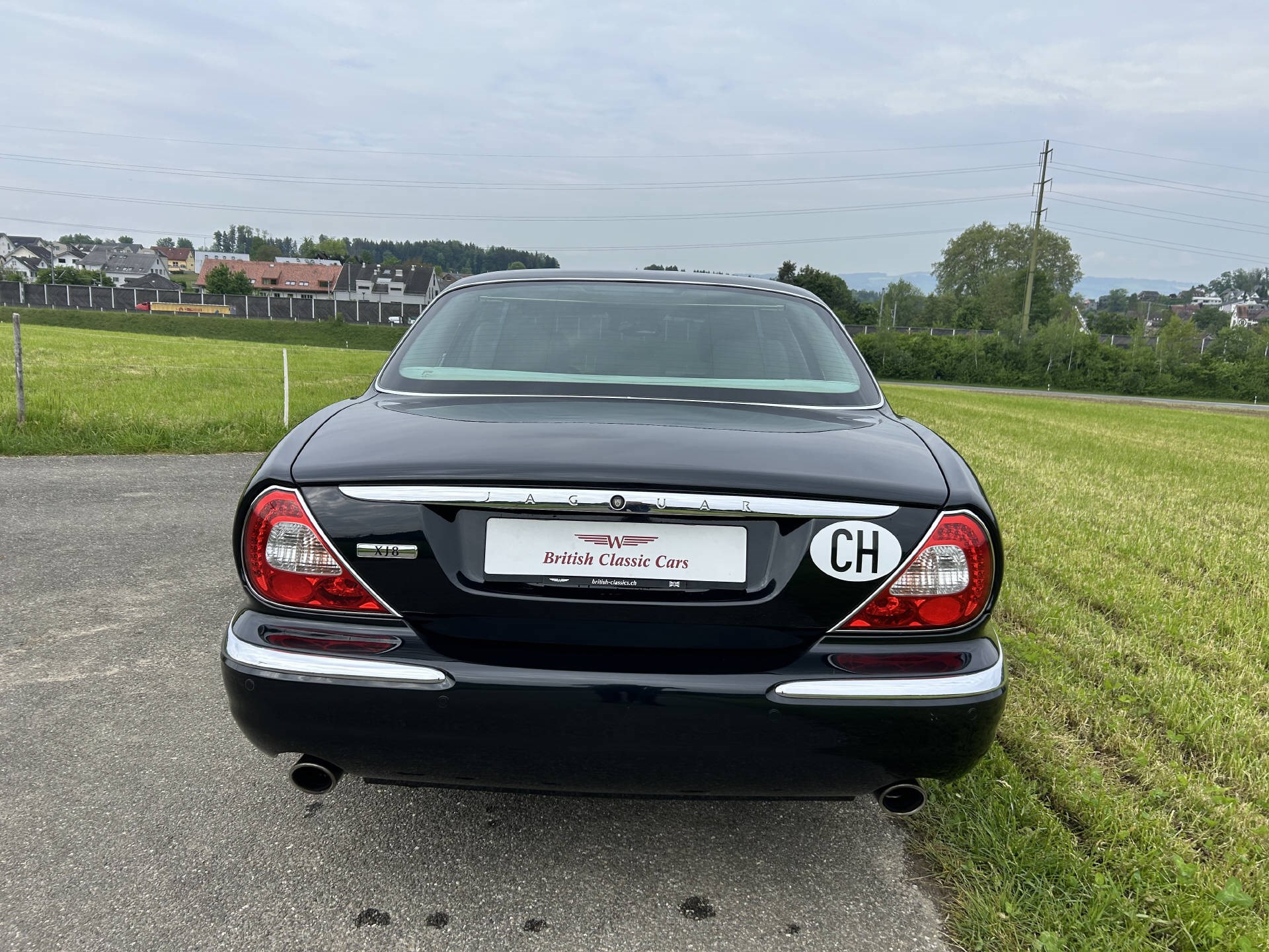 JAGUAR XJ 4.2 V8 Executive-showroom-element-3
