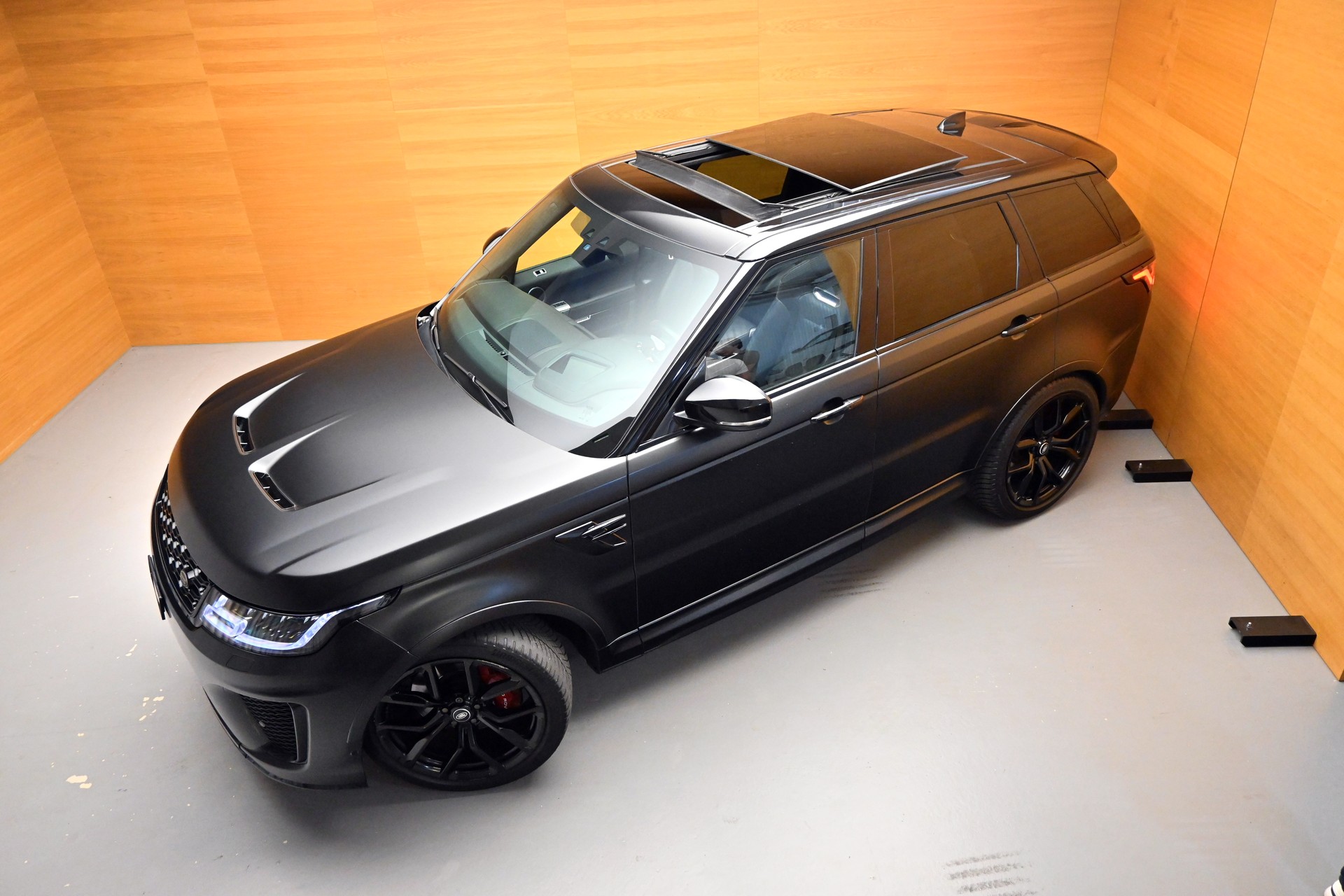 LAND ROVER Range Rover Sport 5.0 V8 S/C SVR Automatic-showroom-element-1