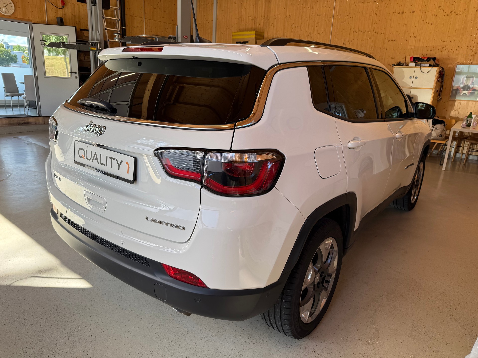 JEEP Compass 2.0CRD Limited AWD 9ATX-showroom-element-3