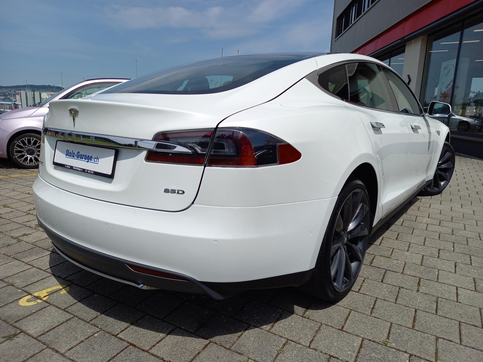 TESLA Model S 85 D-showroom-element-1
