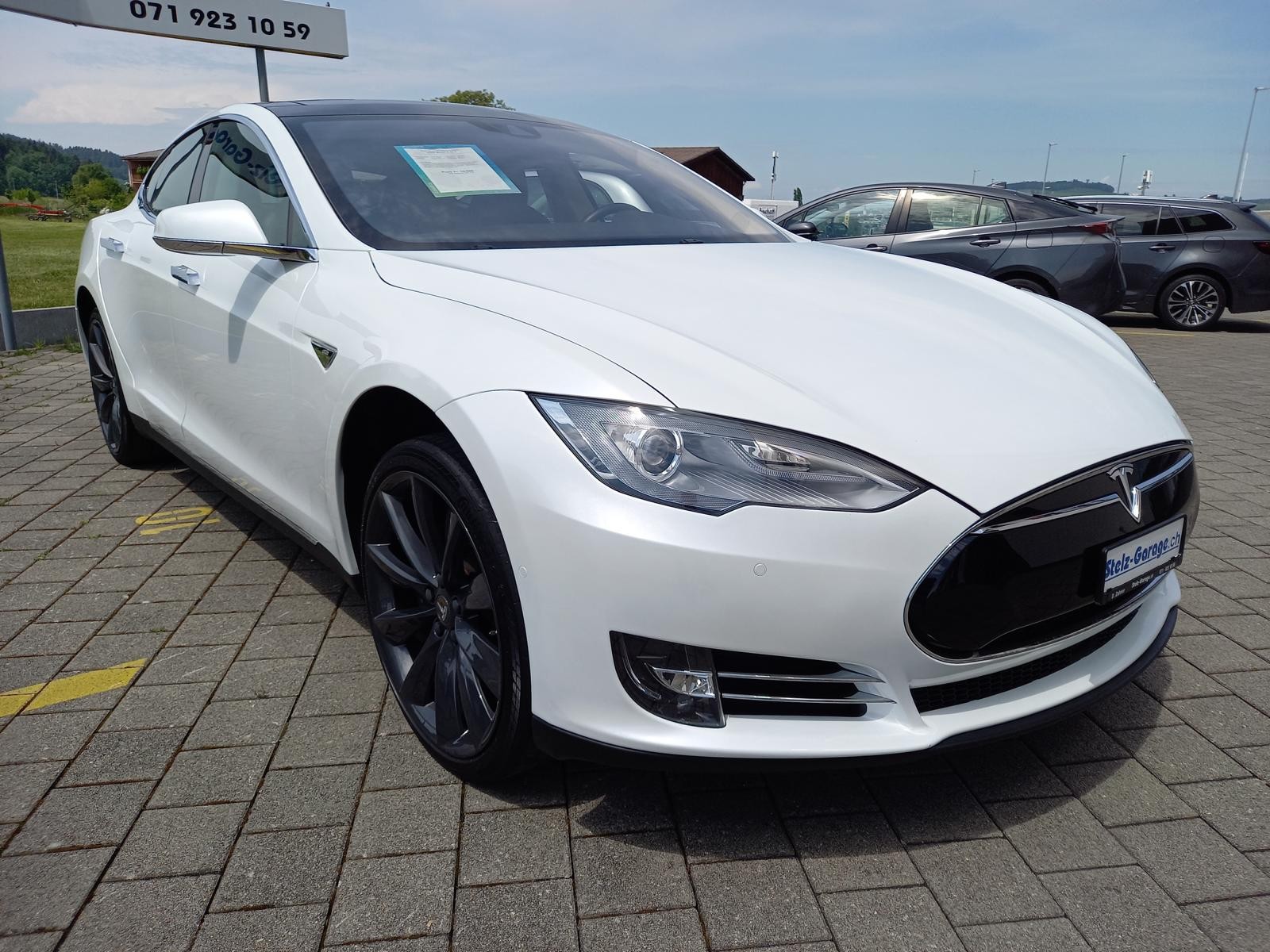 TESLA Model S 85 D-showroom-element-3