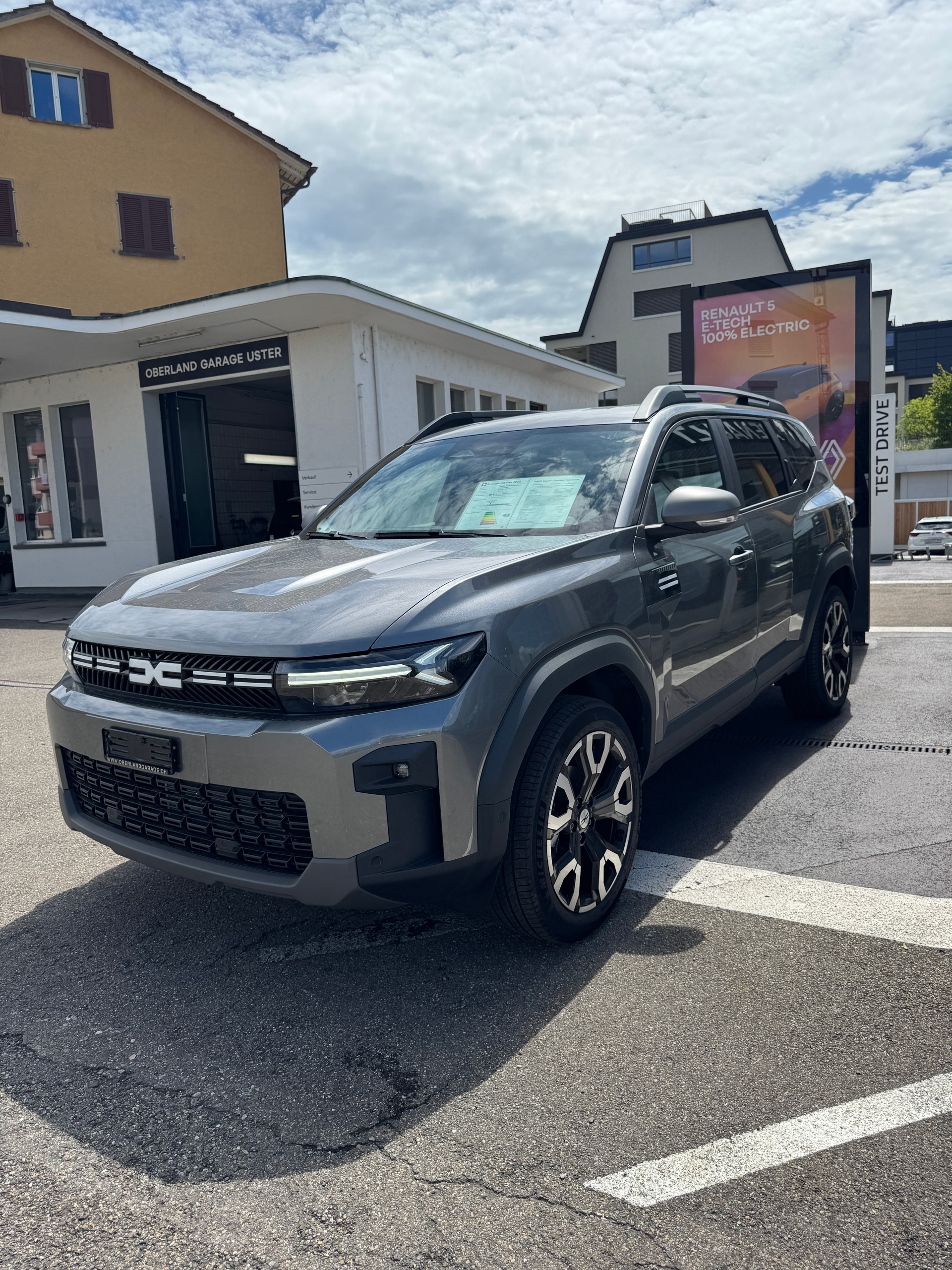 DACIA Journey-showroom-element-2