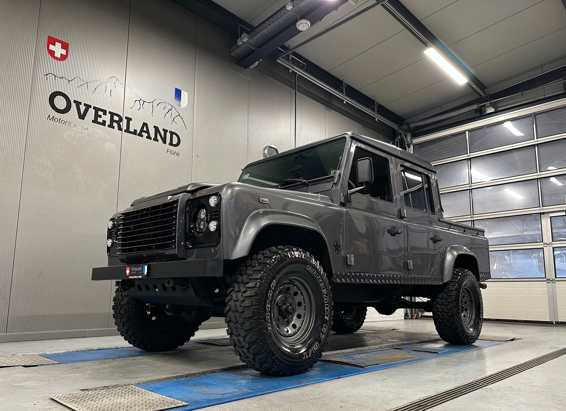 LAND ROVER Defender 110 2.5Td5 Silver-image-16
