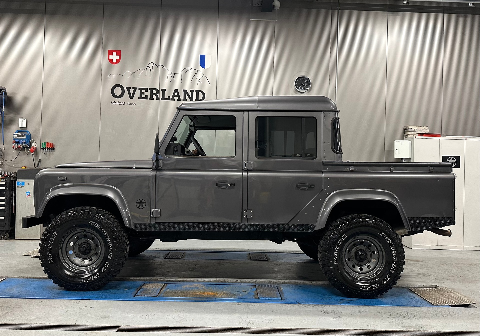 LAND ROVER Defender 110 2.5Td5 Silver-image-2